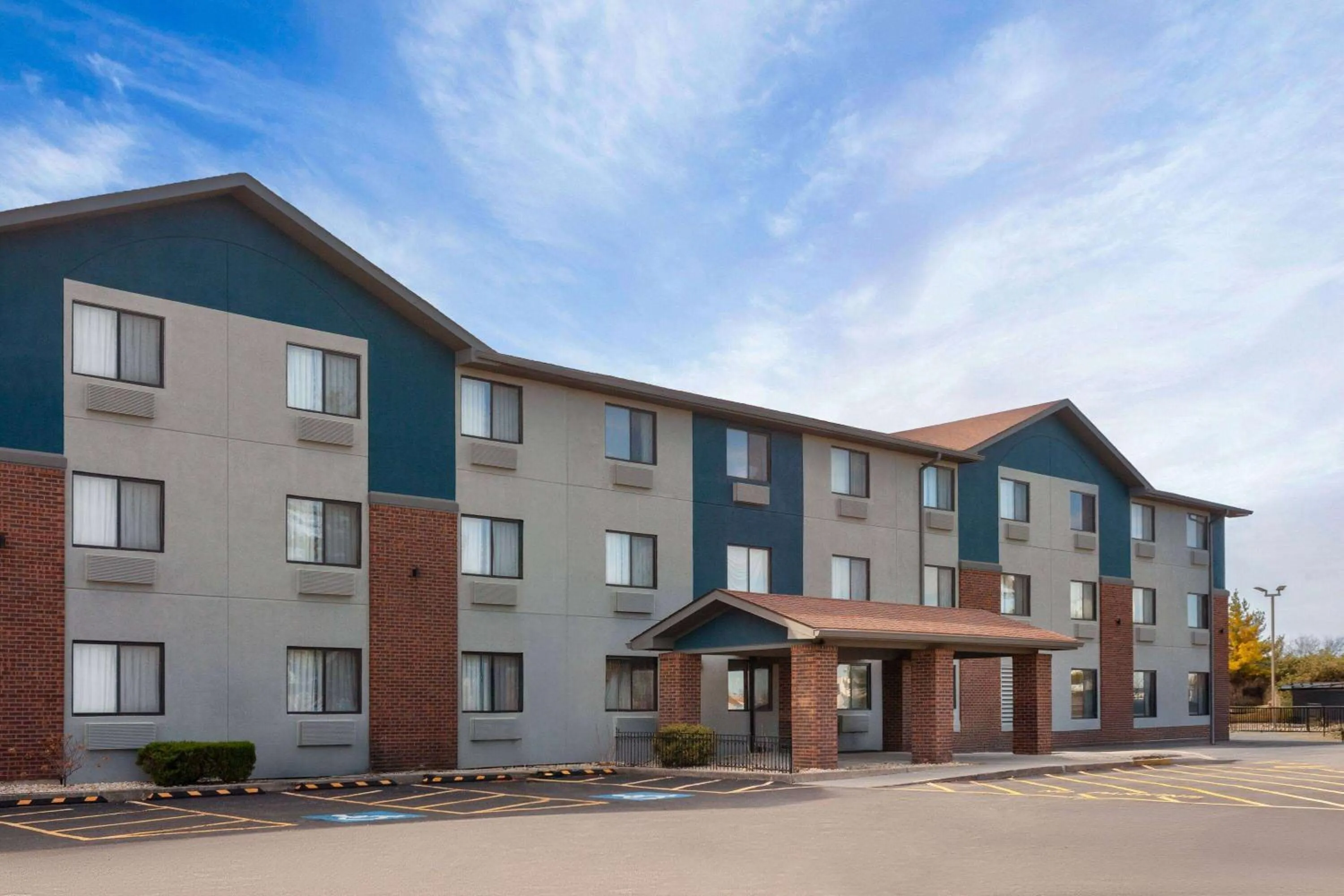 Property building in Super 8 by Wyndham Romeoville Bolingbrook