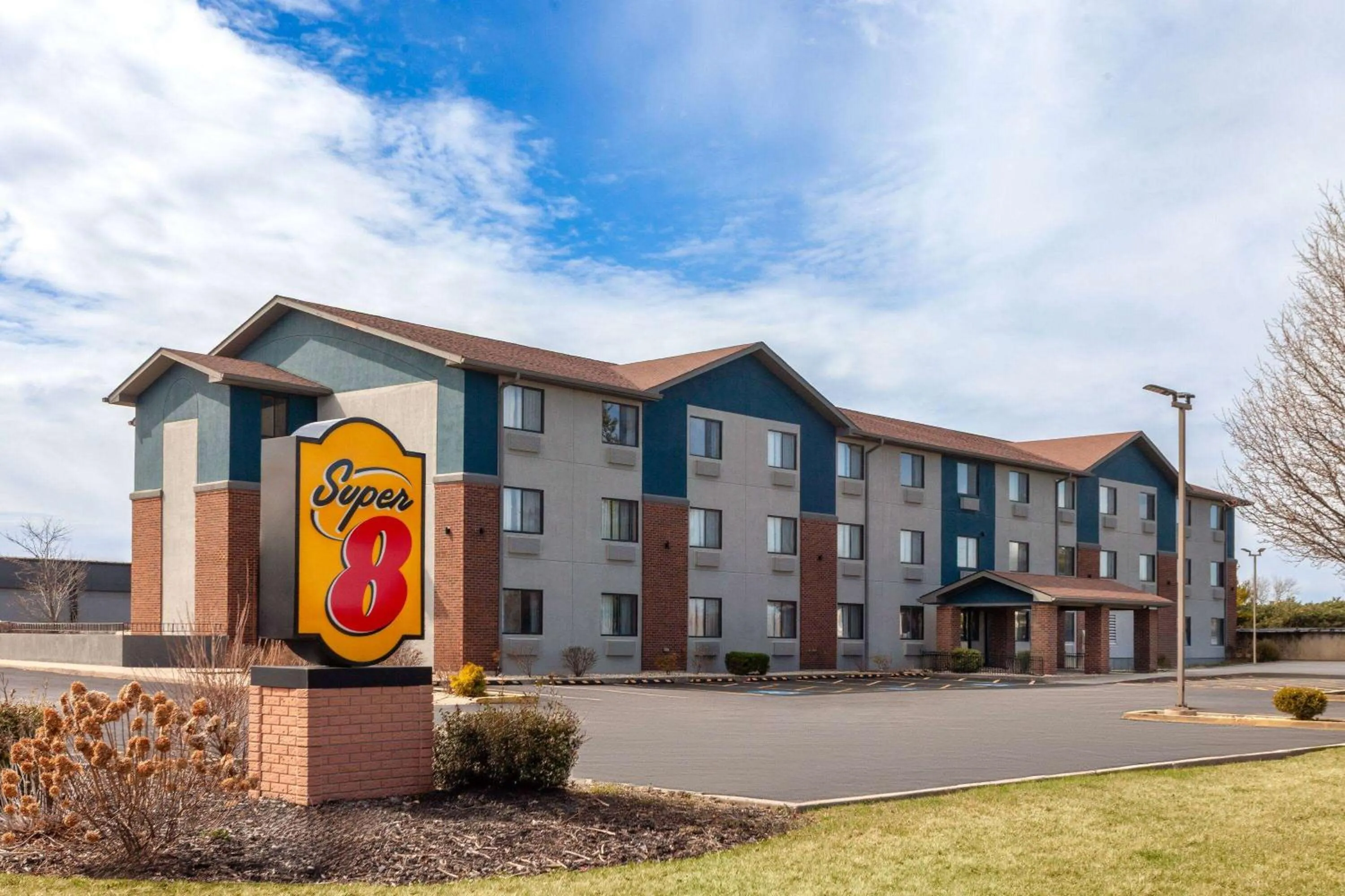 Property building in Super 8 by Wyndham Romeoville Bolingbrook