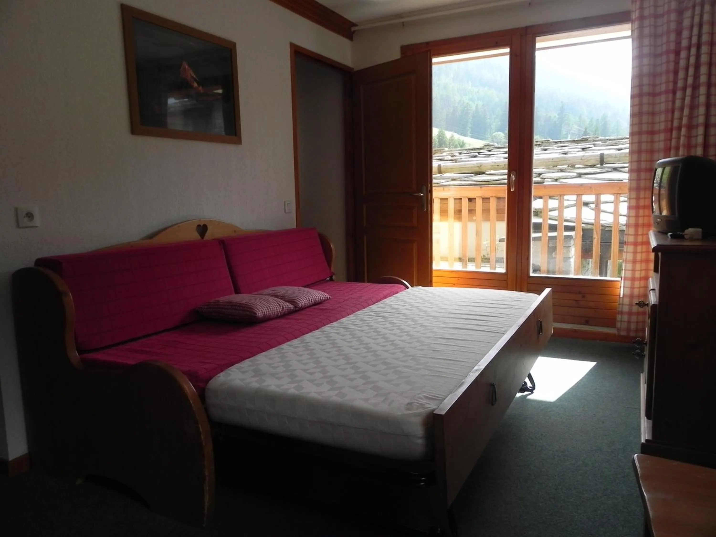 Living room, Bed in Lagrange Vacances Les Valmonts de Val Cenis