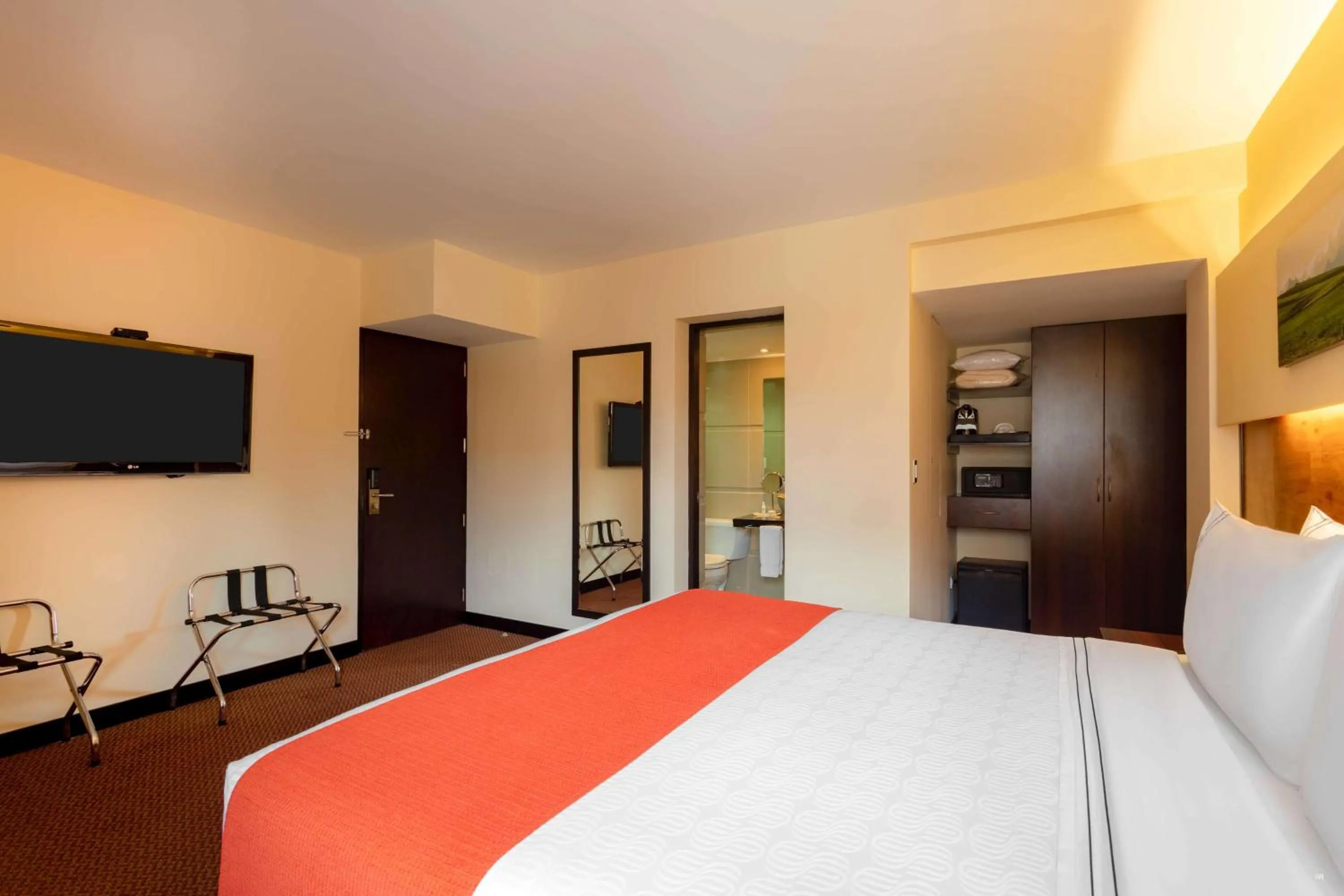 Photo of the whole room, Bed in Sonesta Hotel Cusco