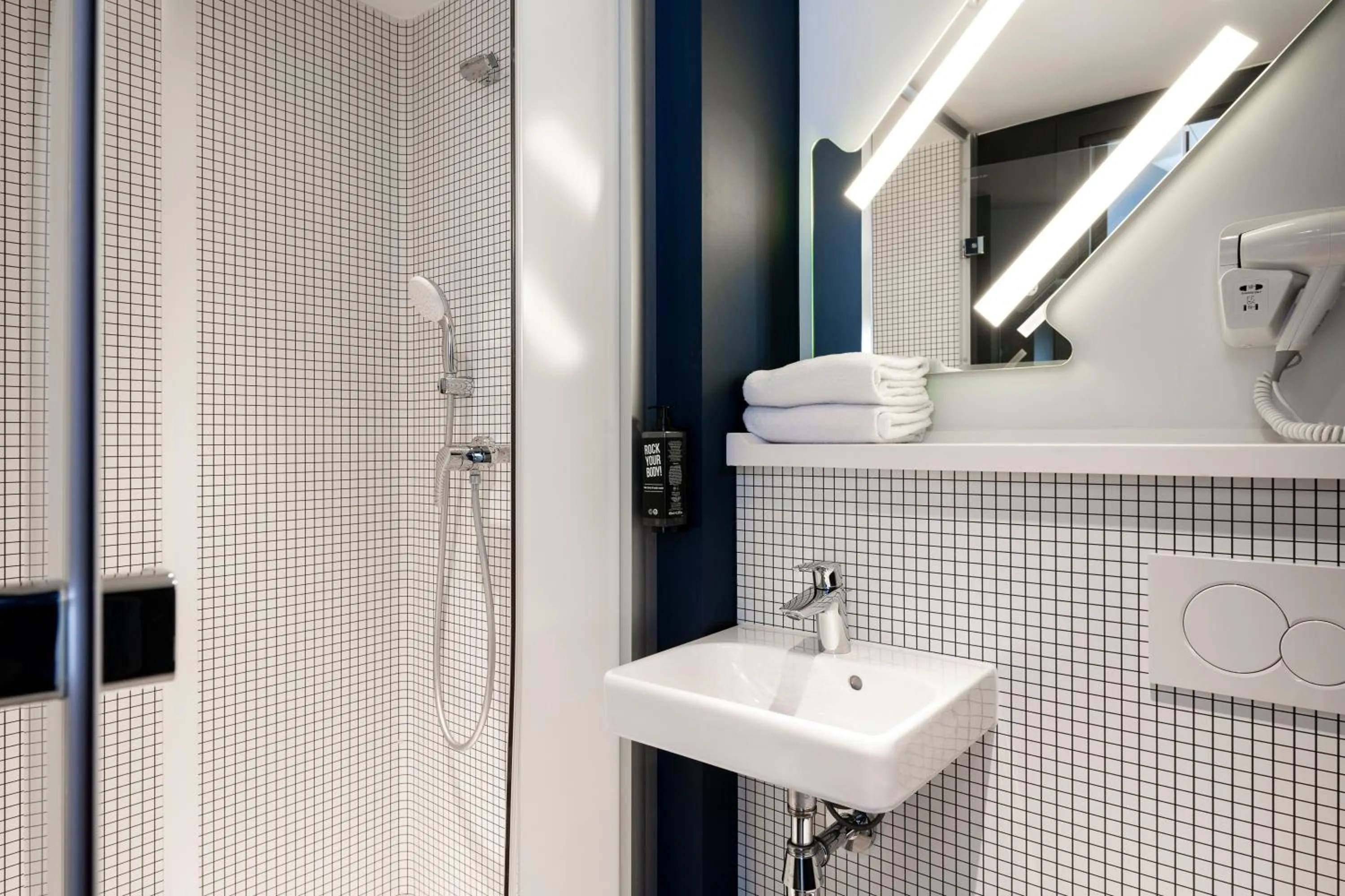 Shower in ibis budget Gent Centrum Dampoort