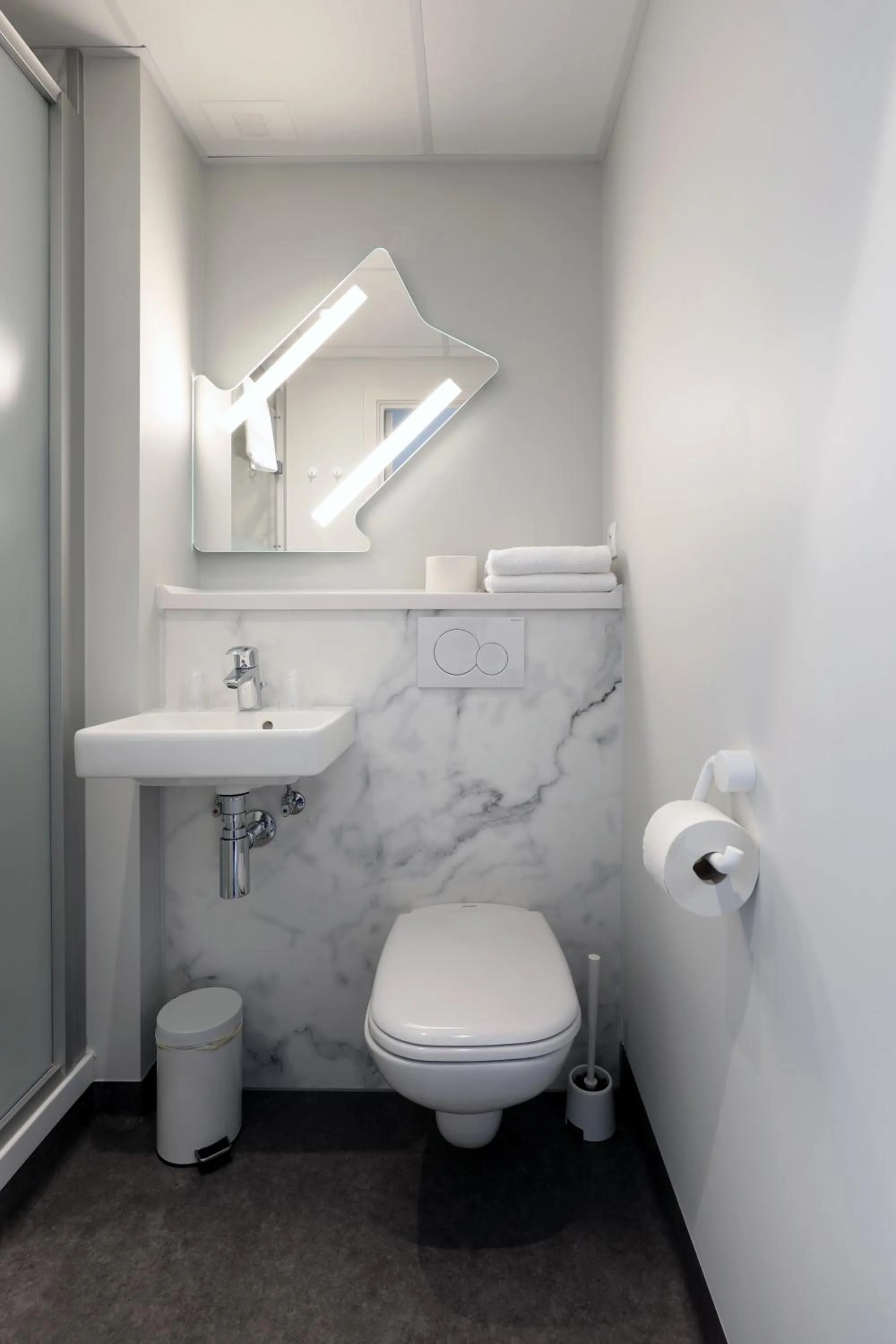 Shower in ibis budget Gent Centrum Dampoort