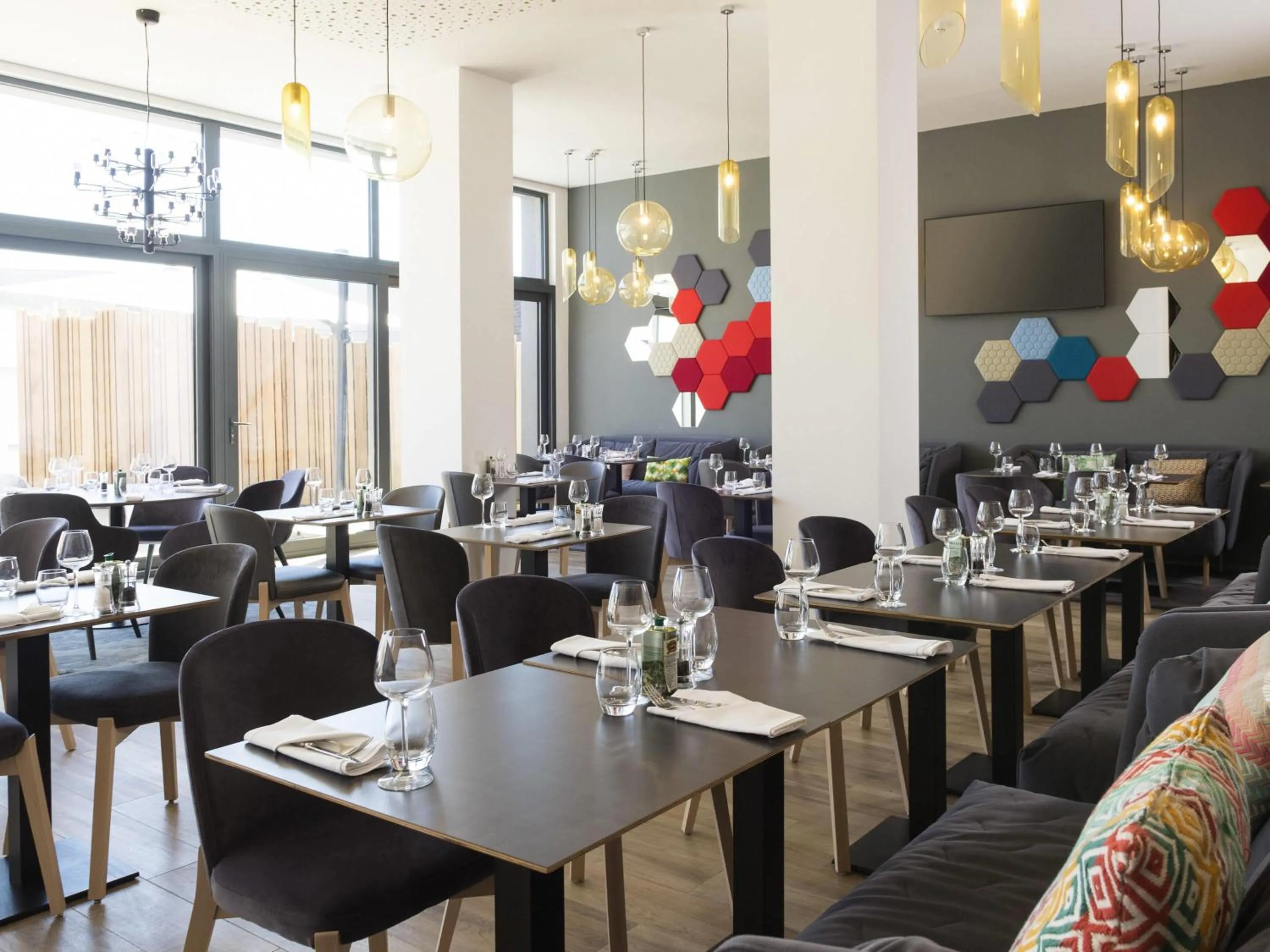 Restaurant/places to eat in Novotel Charleroi Centre