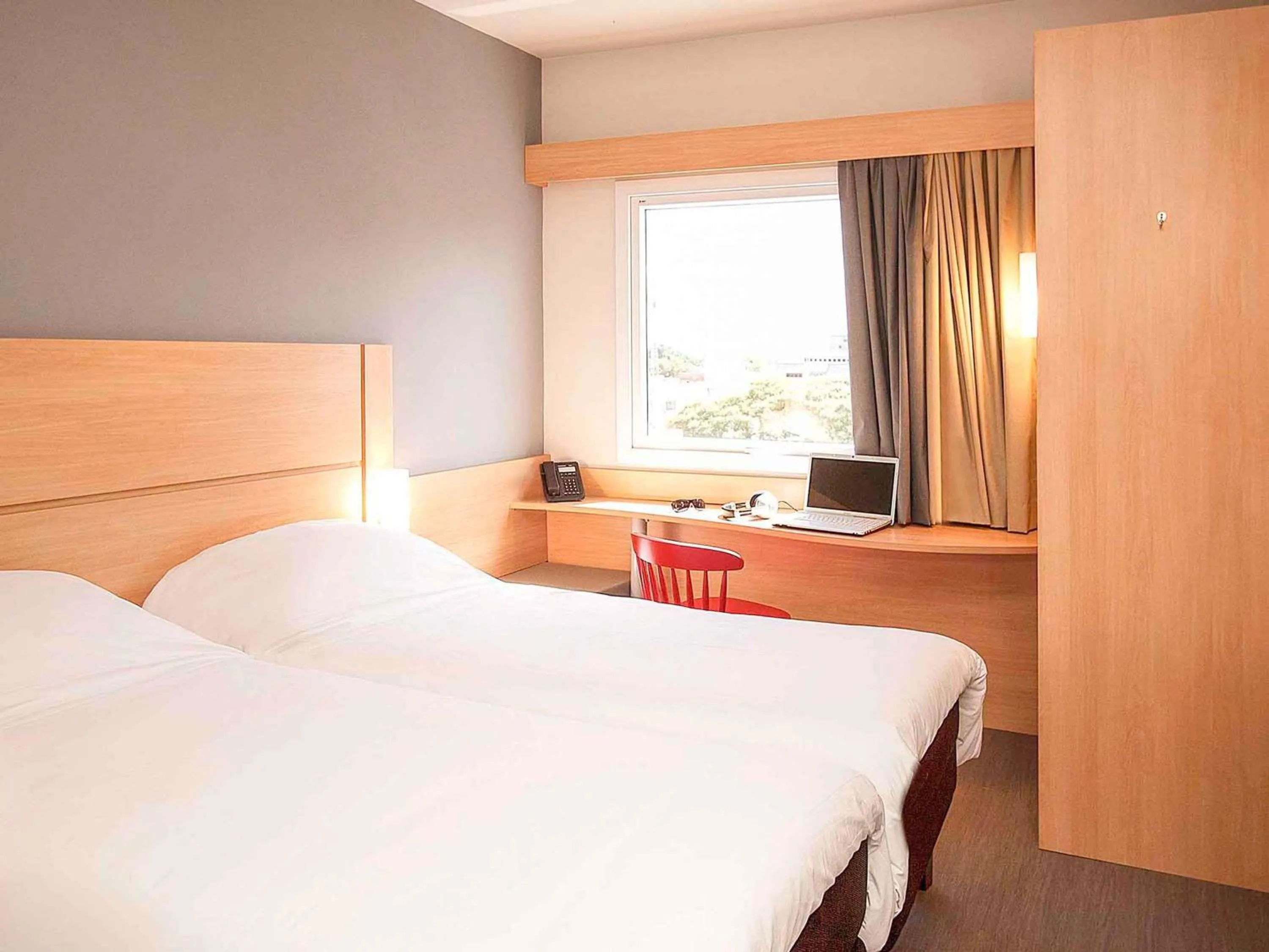 Property building, Bed in ibis Montenegro