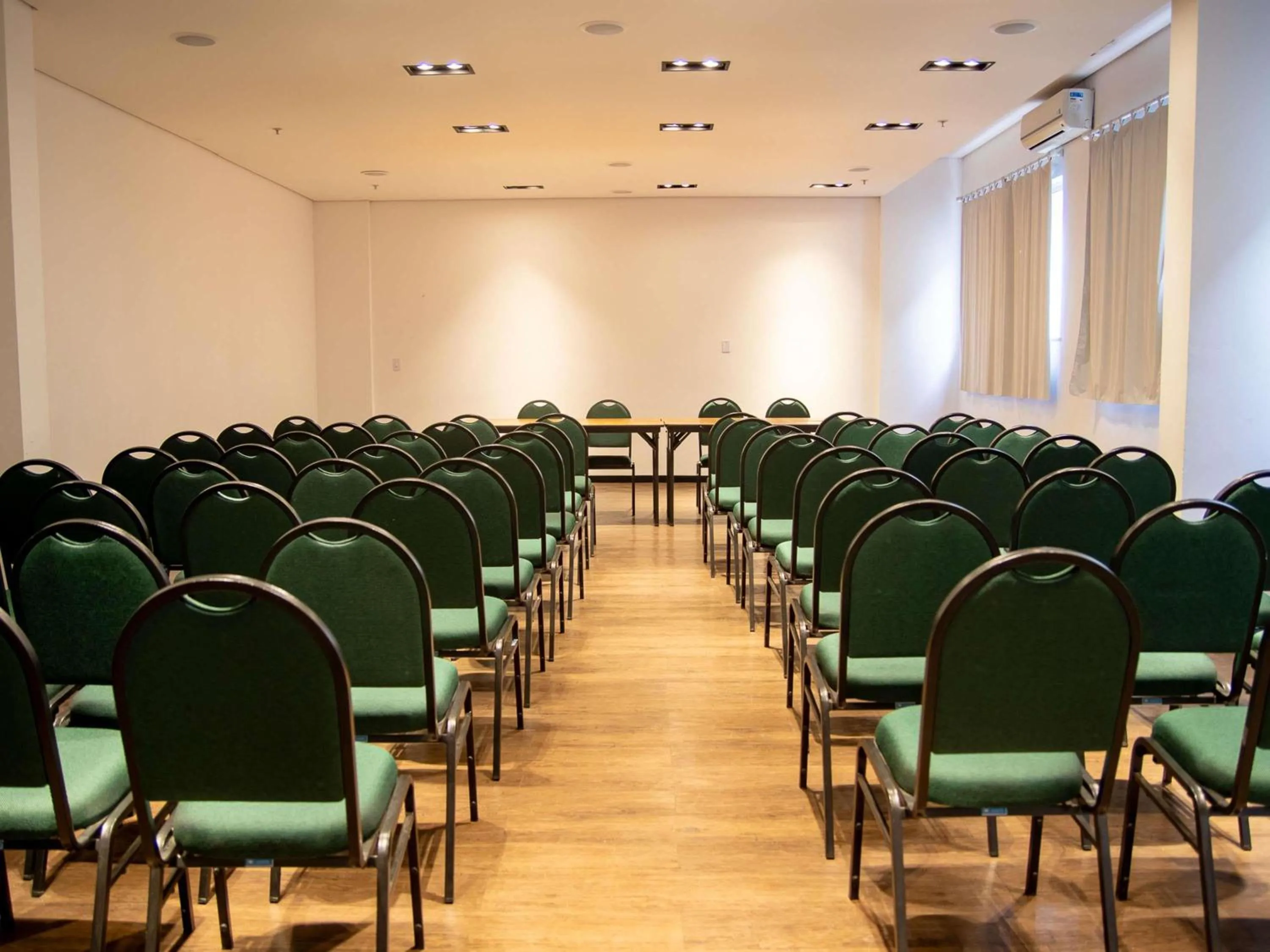 Meeting/conference room in ibis Styles Três Rios