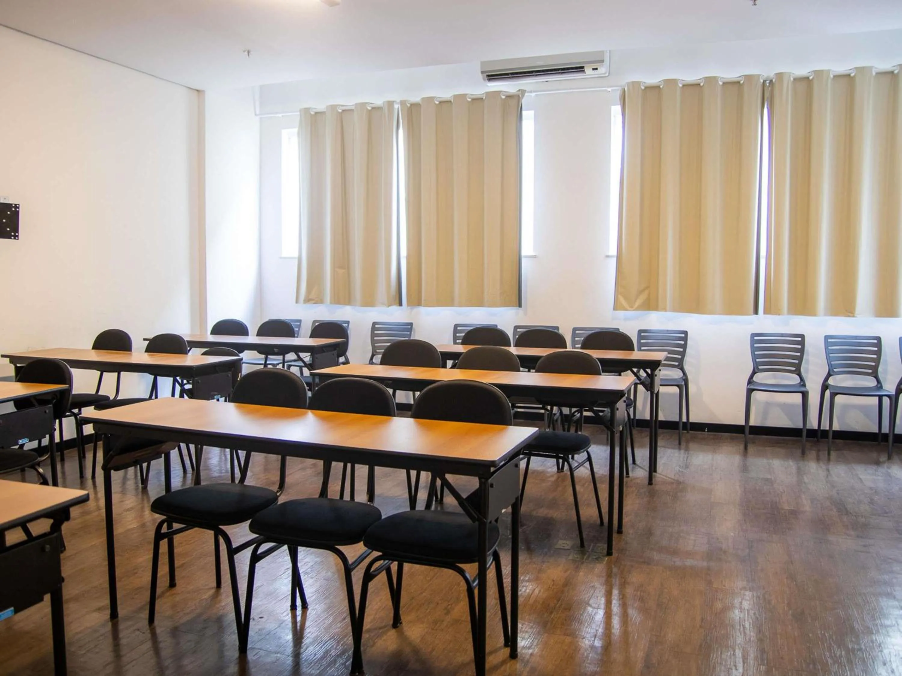 Meeting/conference room in ibis Styles Três Rios