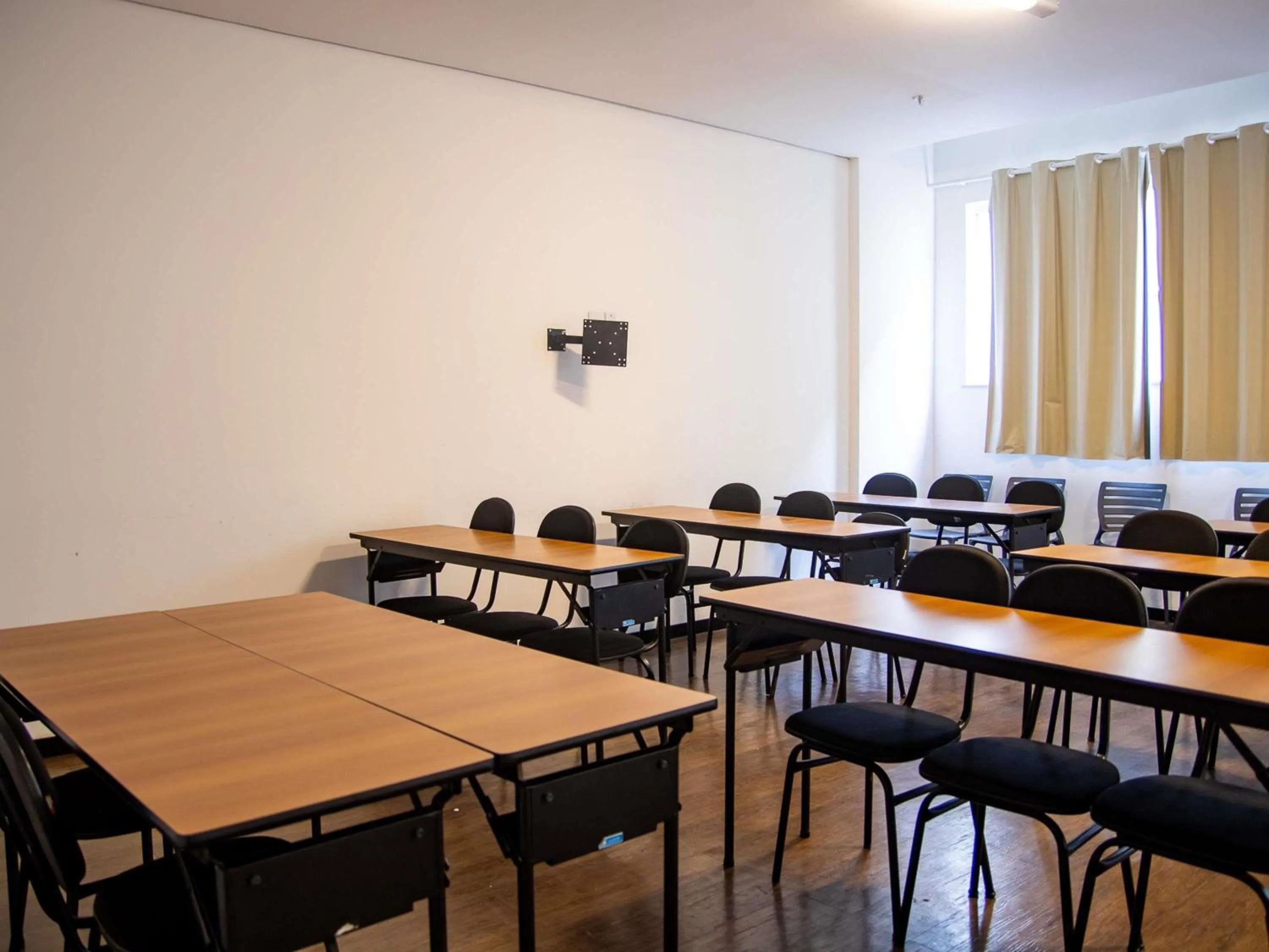 Meeting/conference room in ibis Styles Três Rios