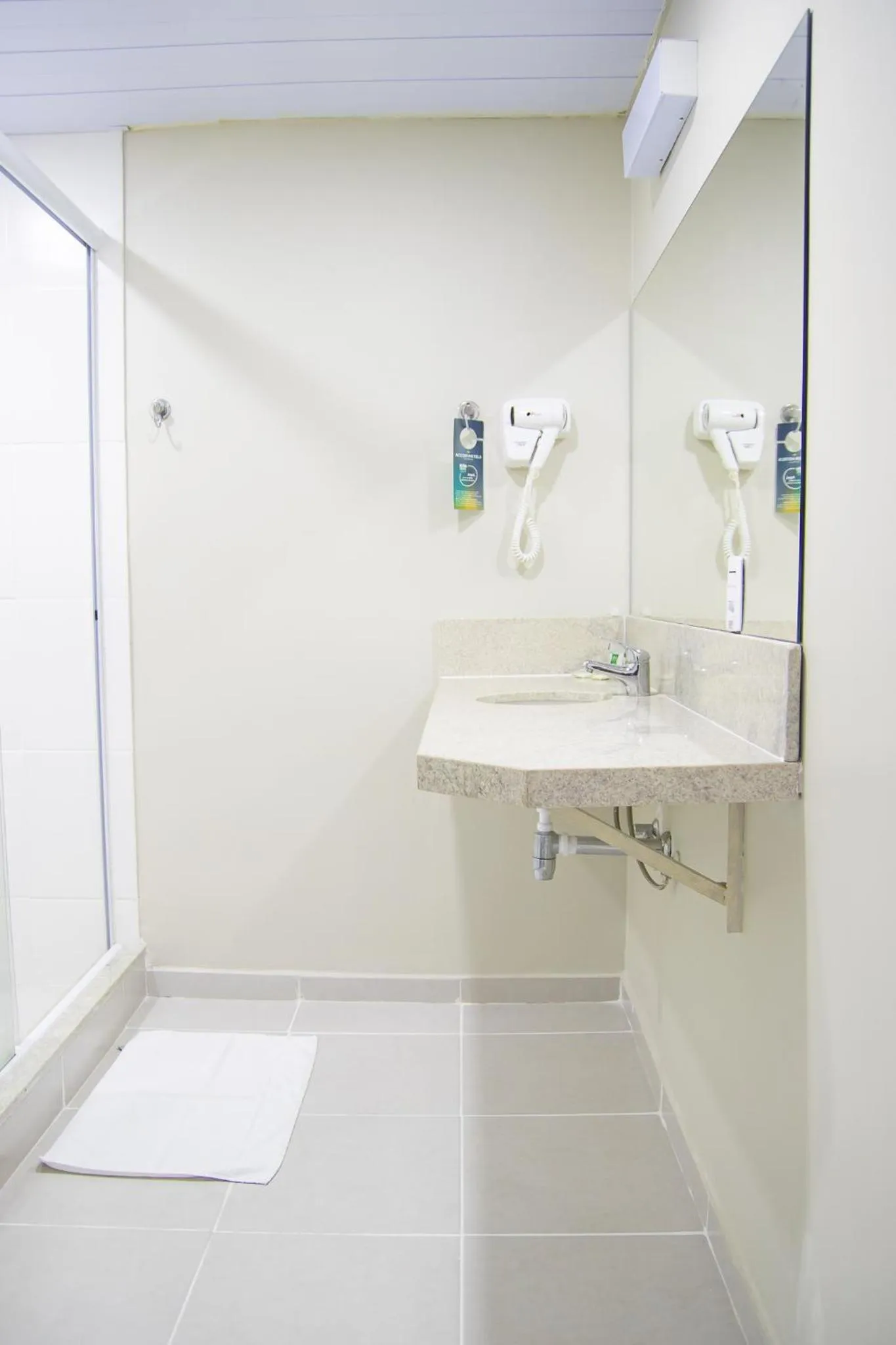 Shower in ibis Styles Três Rios