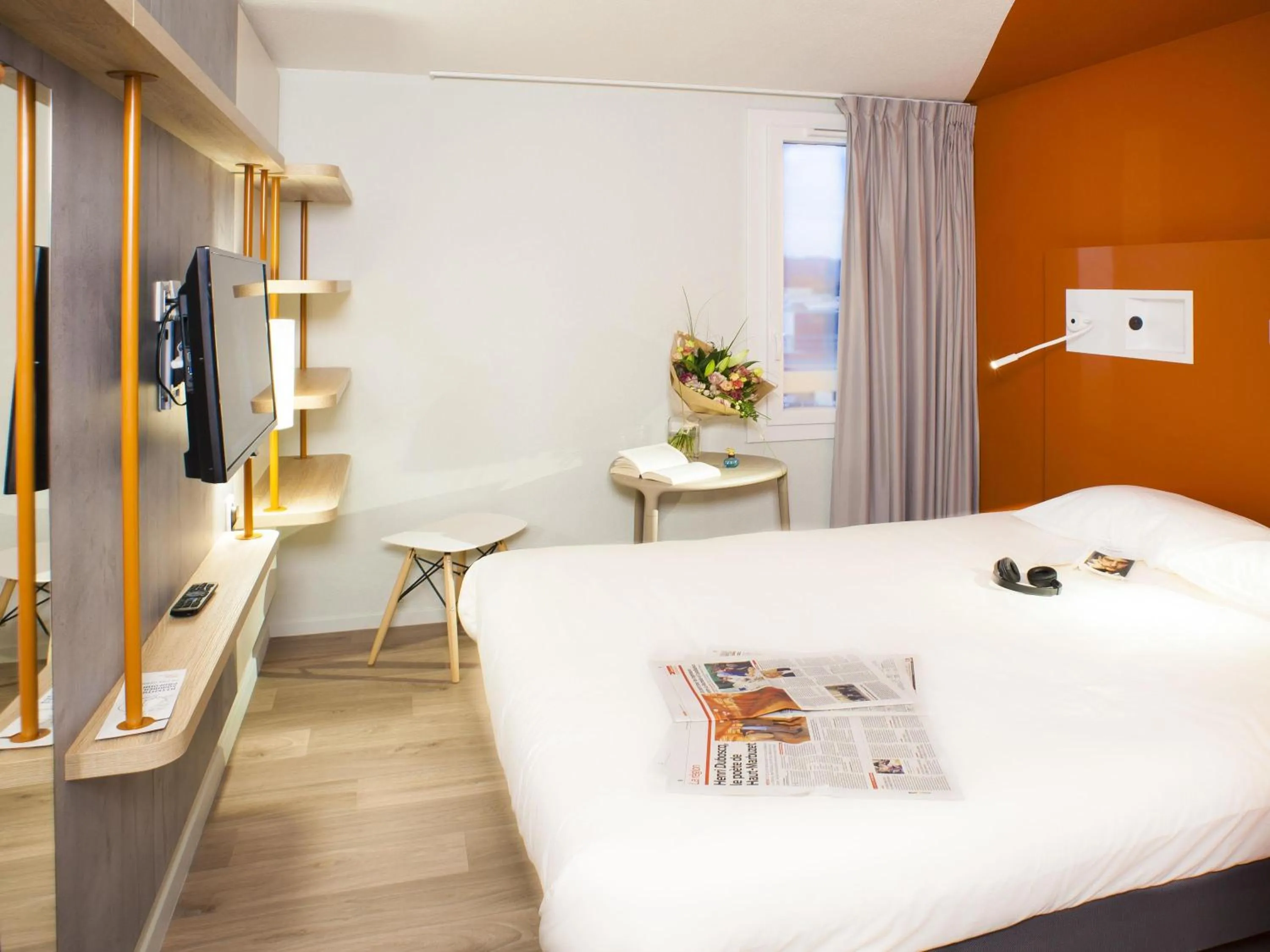 Bedroom, Bed in ibis budget Bordeaux Est Lormont