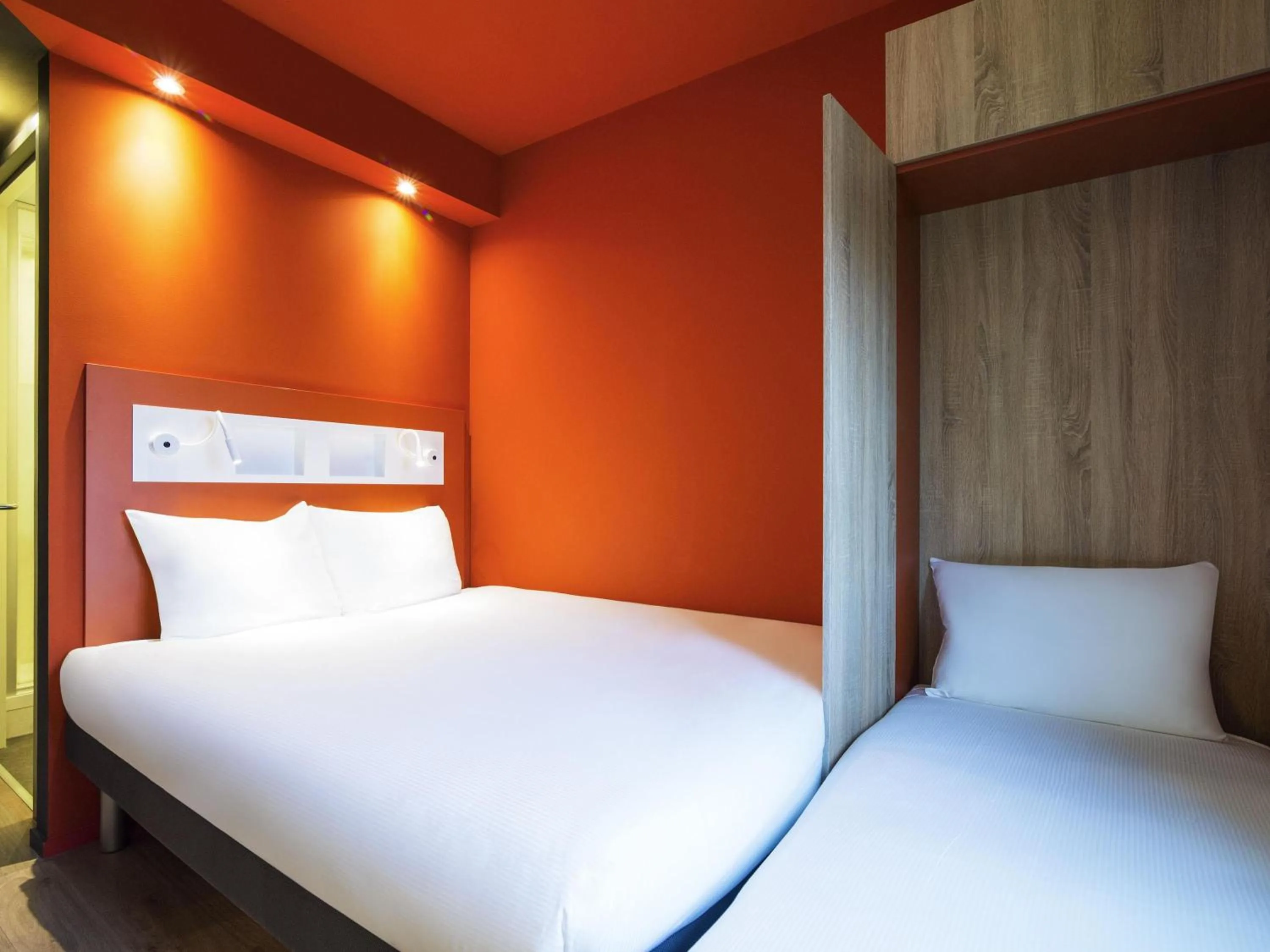Bedroom, Bed in ibis budget Rotterdam The Hague Airport