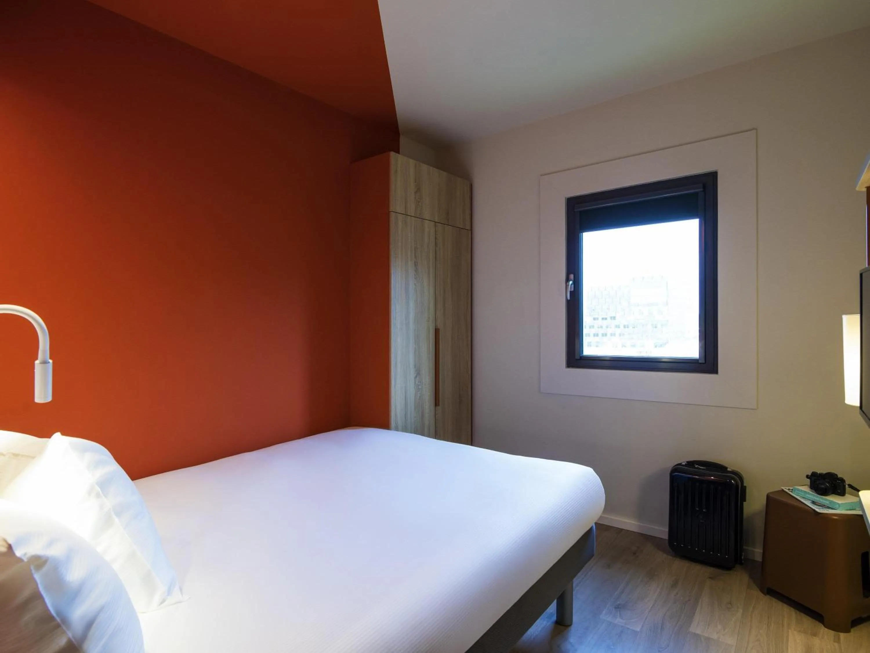 Bedroom, Bed in ibis budget Rotterdam The Hague Airport