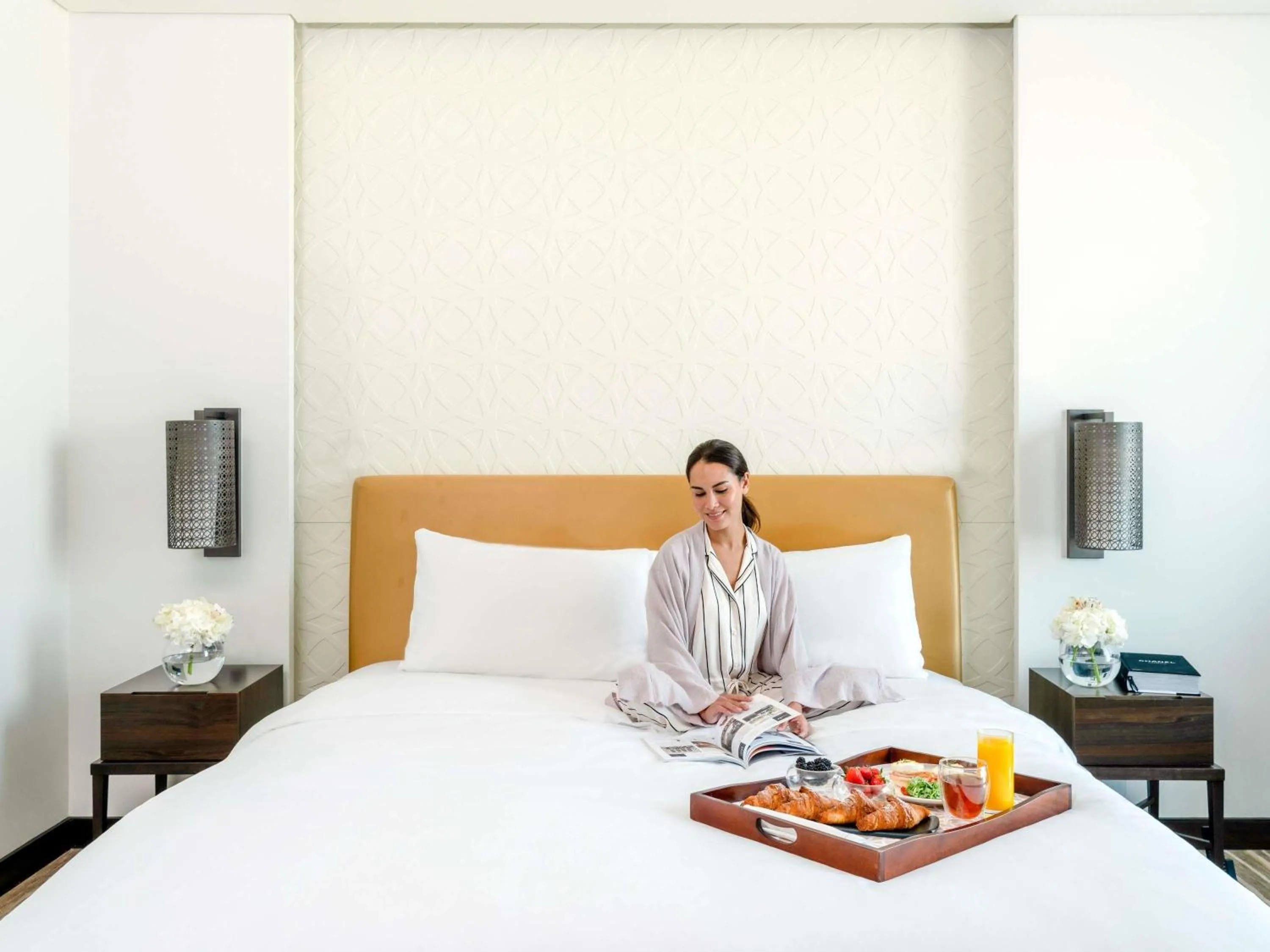 Restaurant/places to eat, Bed in Alwadi Hotel Doha - MGallery Collection