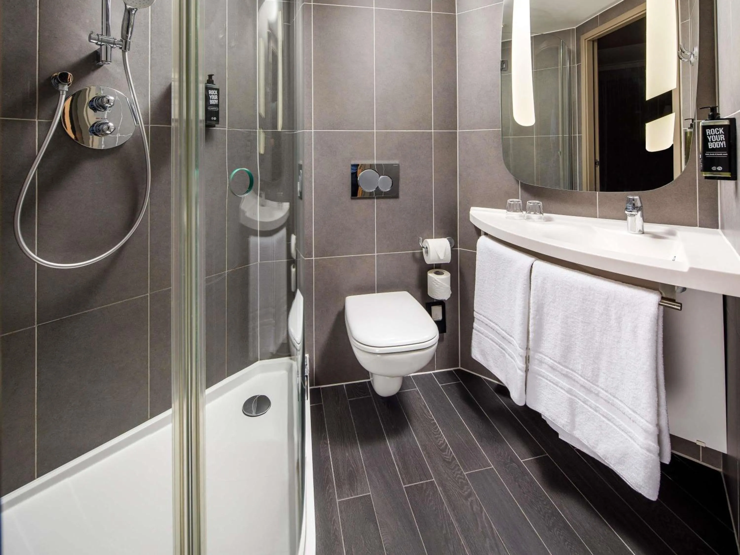 Bedroom in ibis London Canning Town