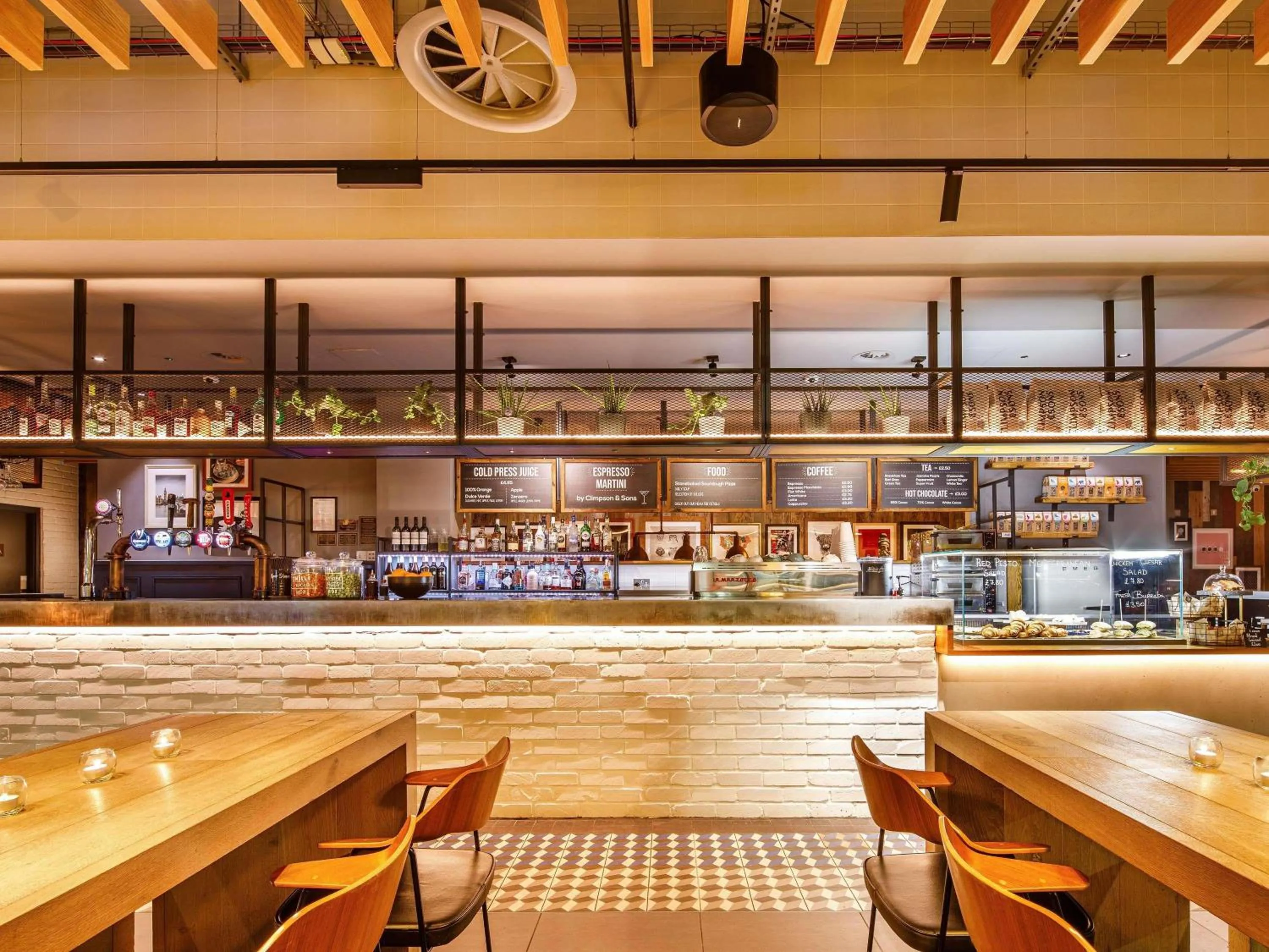 Lounge or bar in ibis London Canning Town