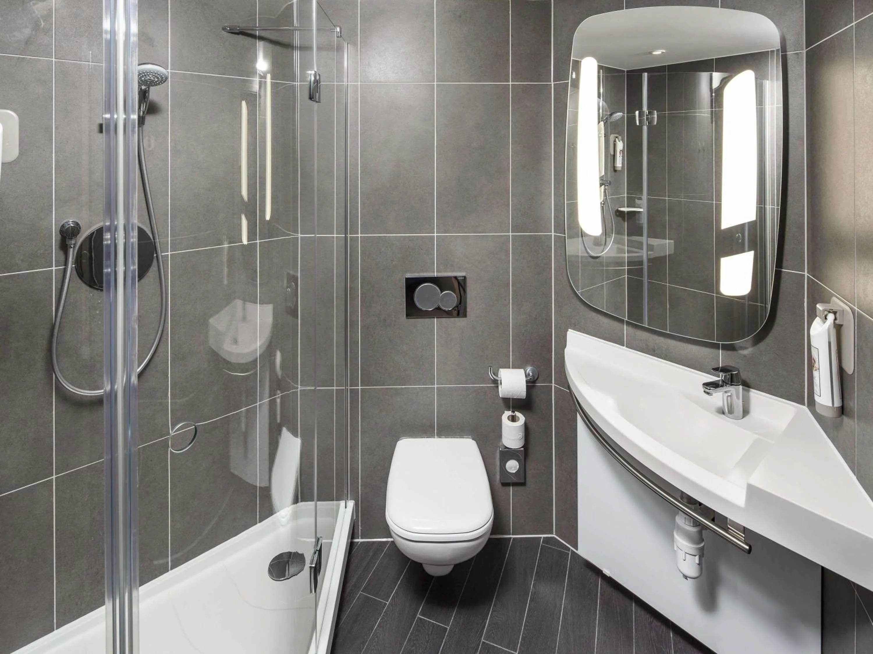 Bedroom in ibis London Canning Town