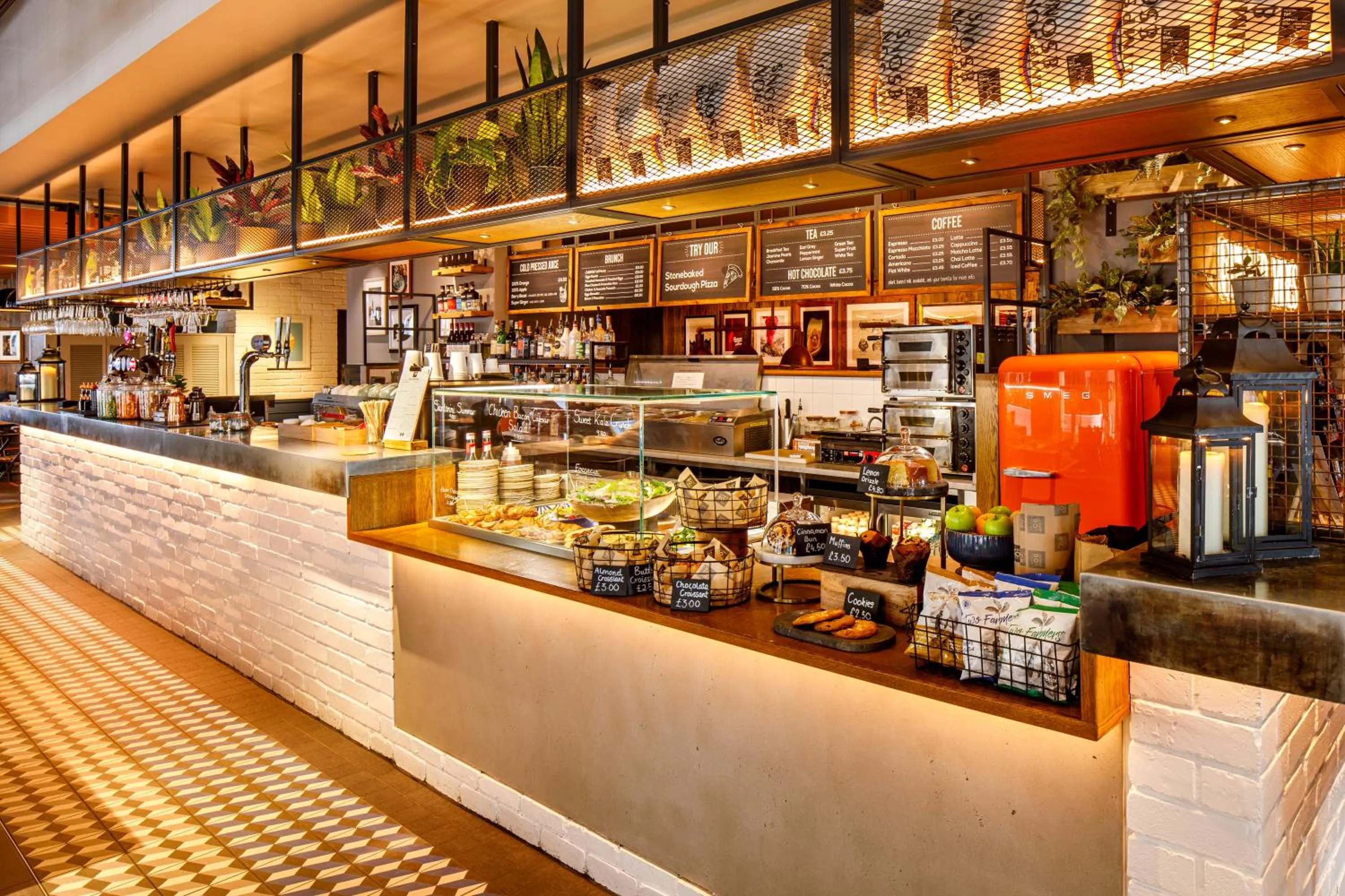 Lounge or bar in ibis London Canning Town