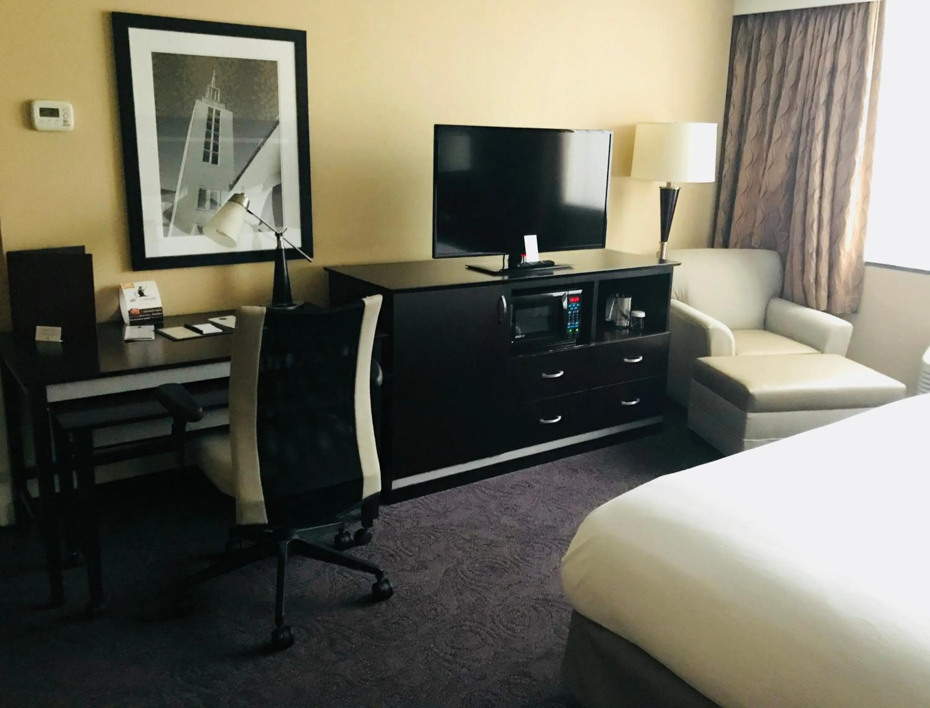 TV and multimedia, Bed in The Strathallan - a DoubleTree by Hilton