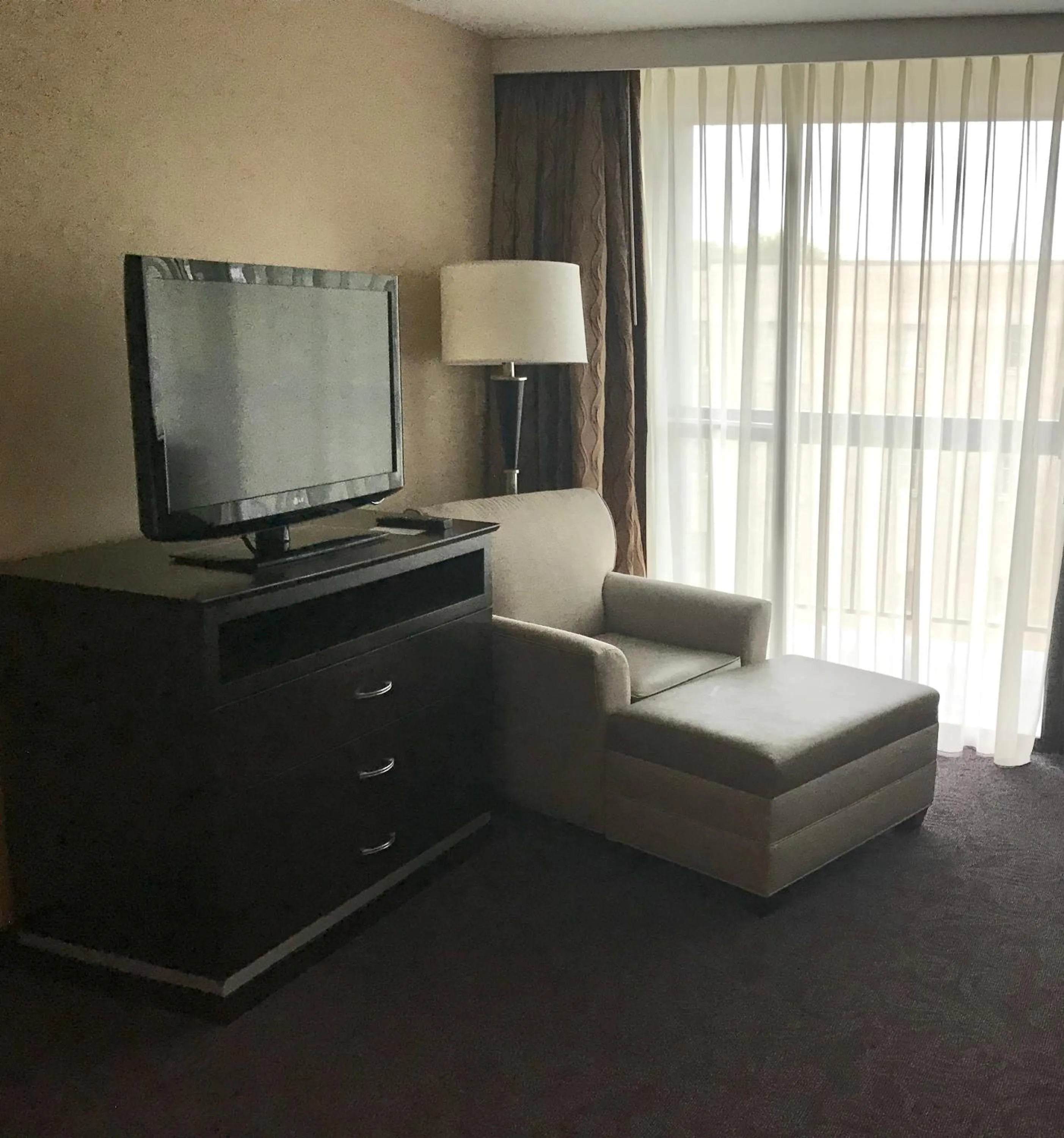 TV and multimedia, Bed in The Strathallan - a DoubleTree by Hilton