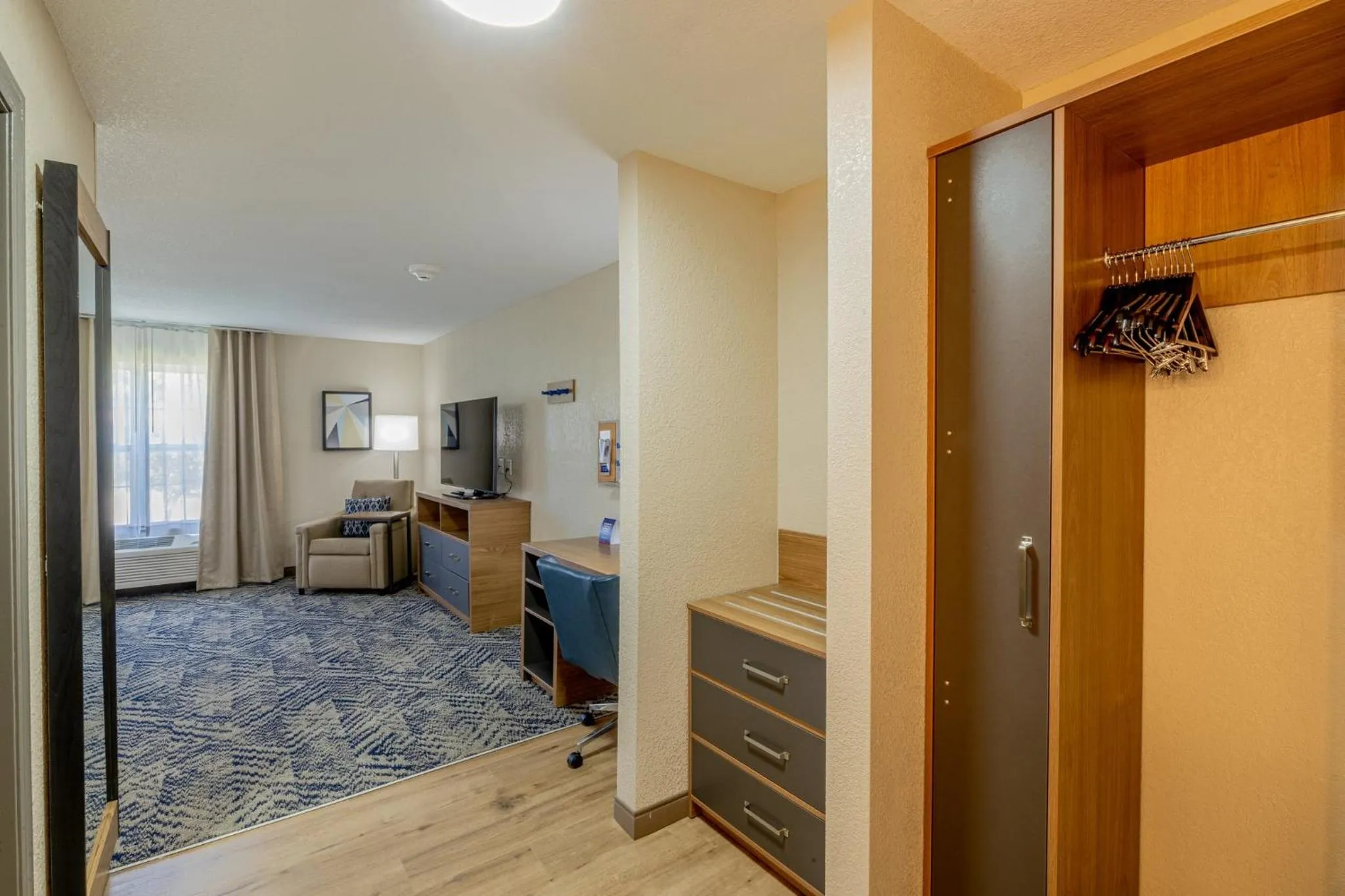 Photo of the whole room, Bed in Candlewood Suites Wichita Northwest by IHG