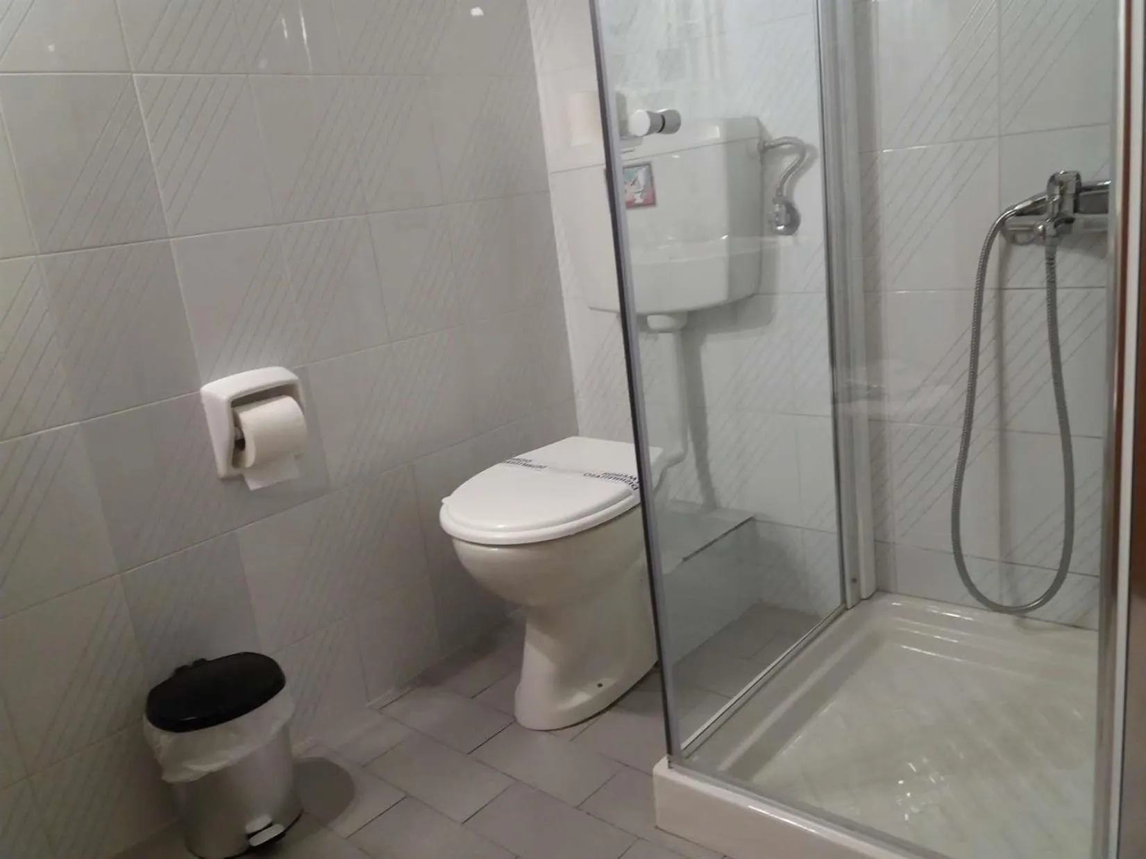 Shower in Olympus View Rooms Sauna & Spa