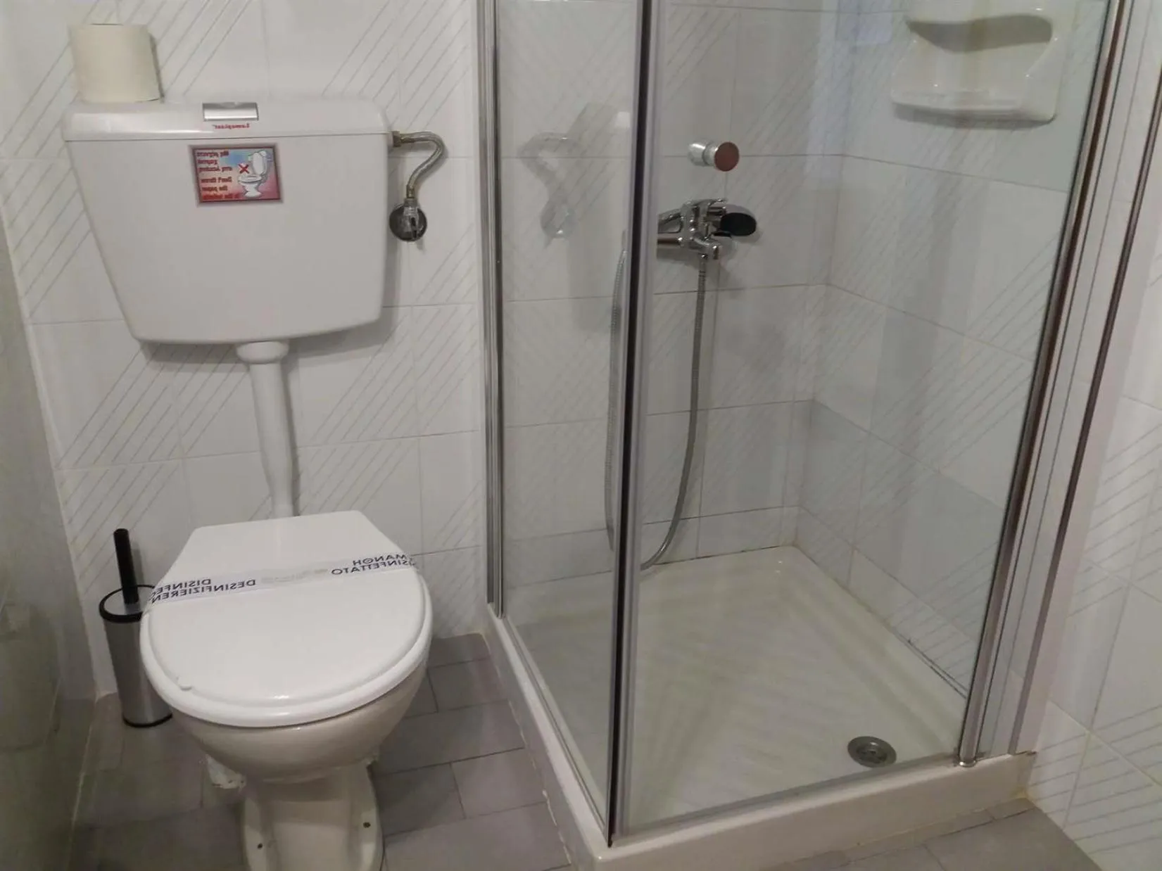 Shower in Olympus View Rooms Sauna & Spa