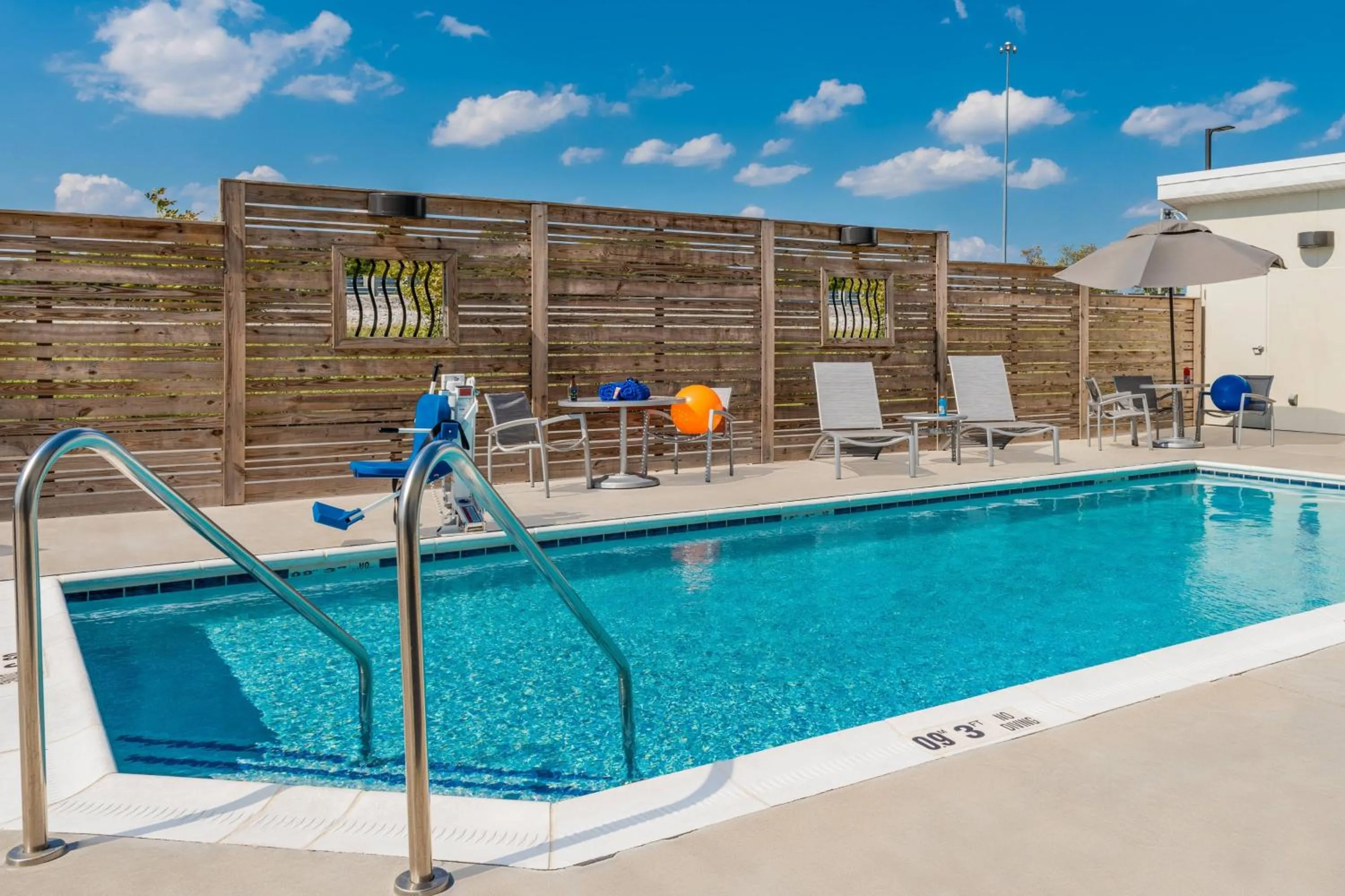 Swimming pool in TownePlace Suites by Marriott Hopkinsville