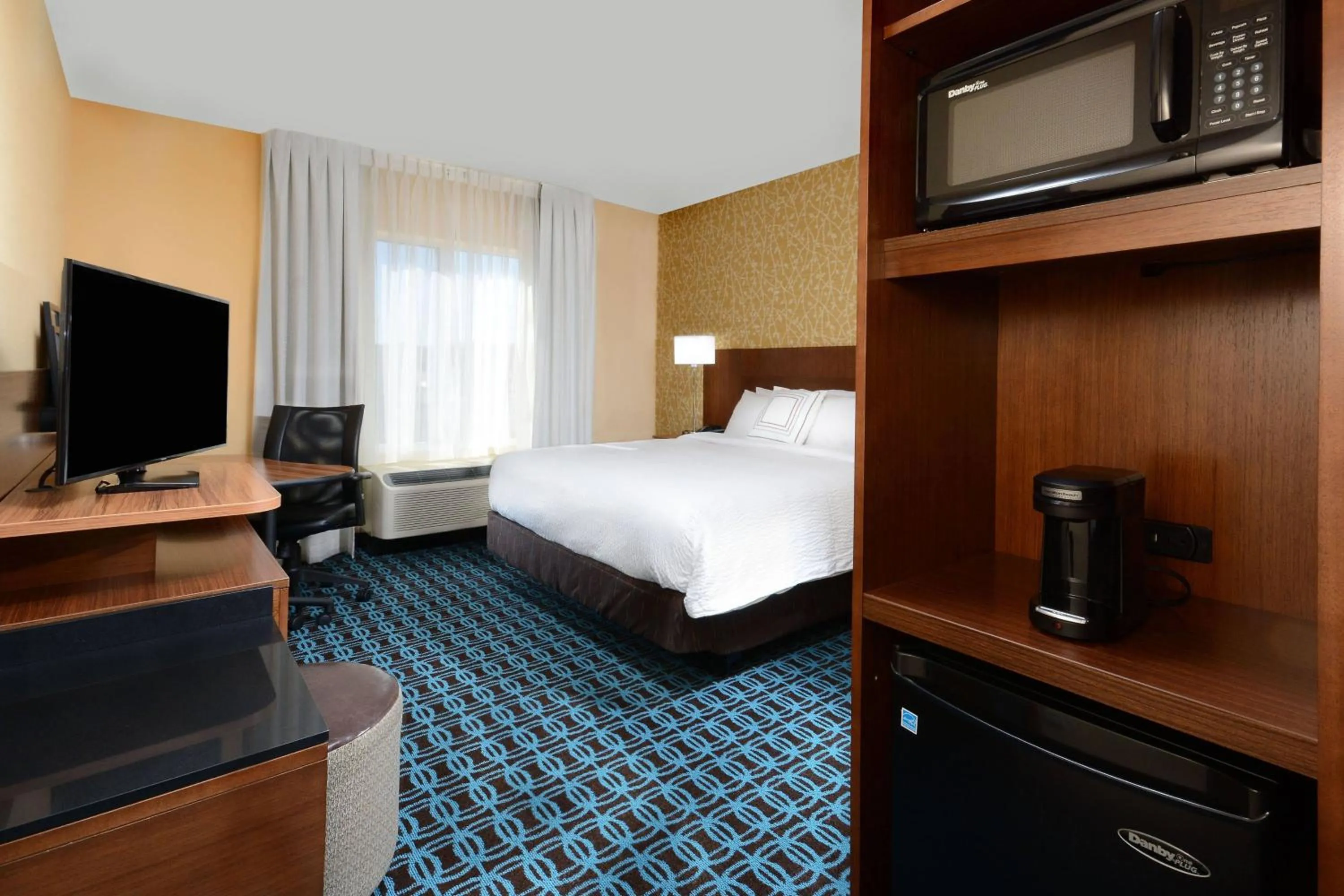 Photo of the whole room, Bed in Fairfield Inn & Suites by Marriott Raleigh Capital Blvd./I-540