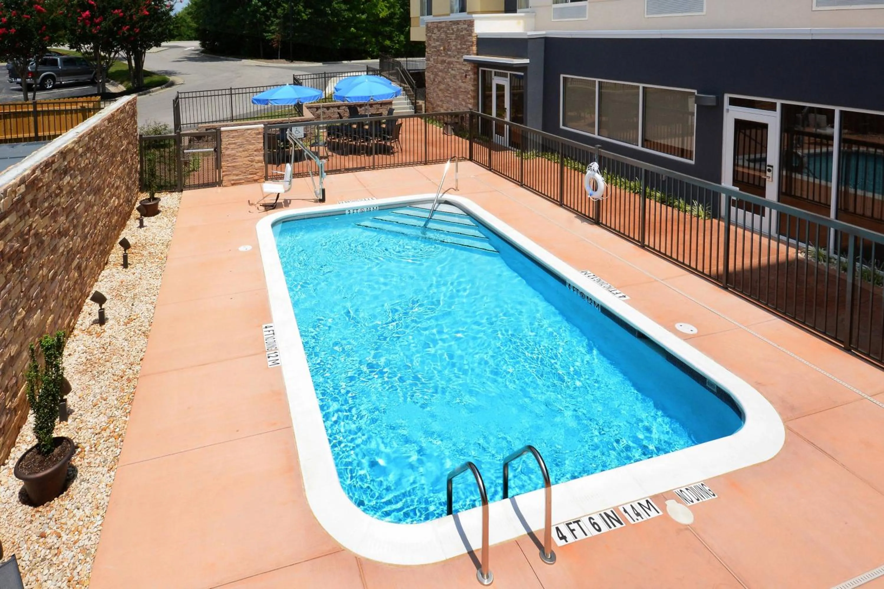 Swimming pool in Fairfield Inn & Suites by Marriott Raleigh Capital Blvd./I-540
