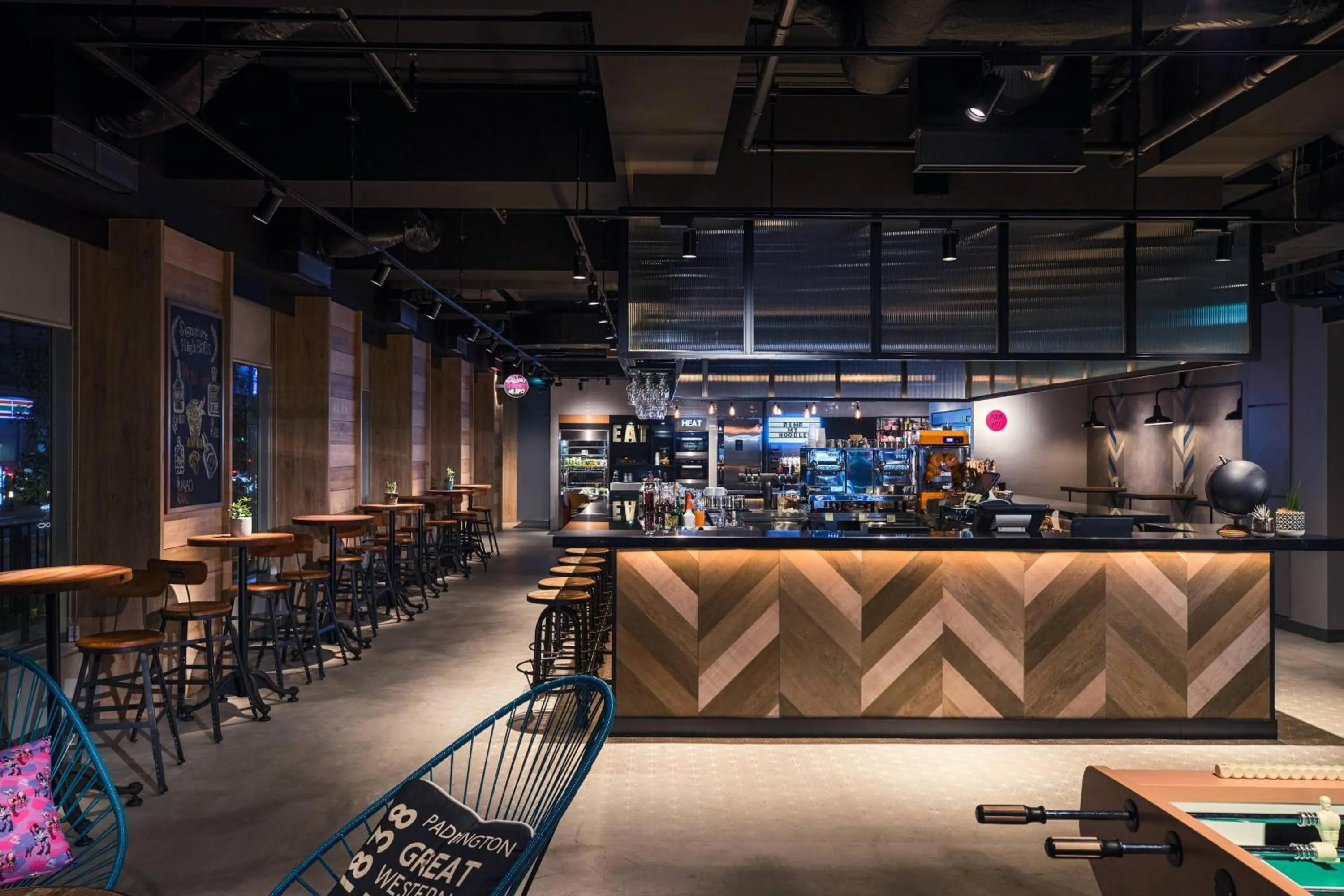 Lounge or bar in MOXY Tokyo Kinshicho