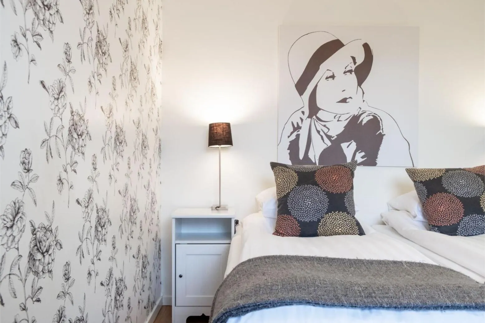 Bed in EttSmart Hotell