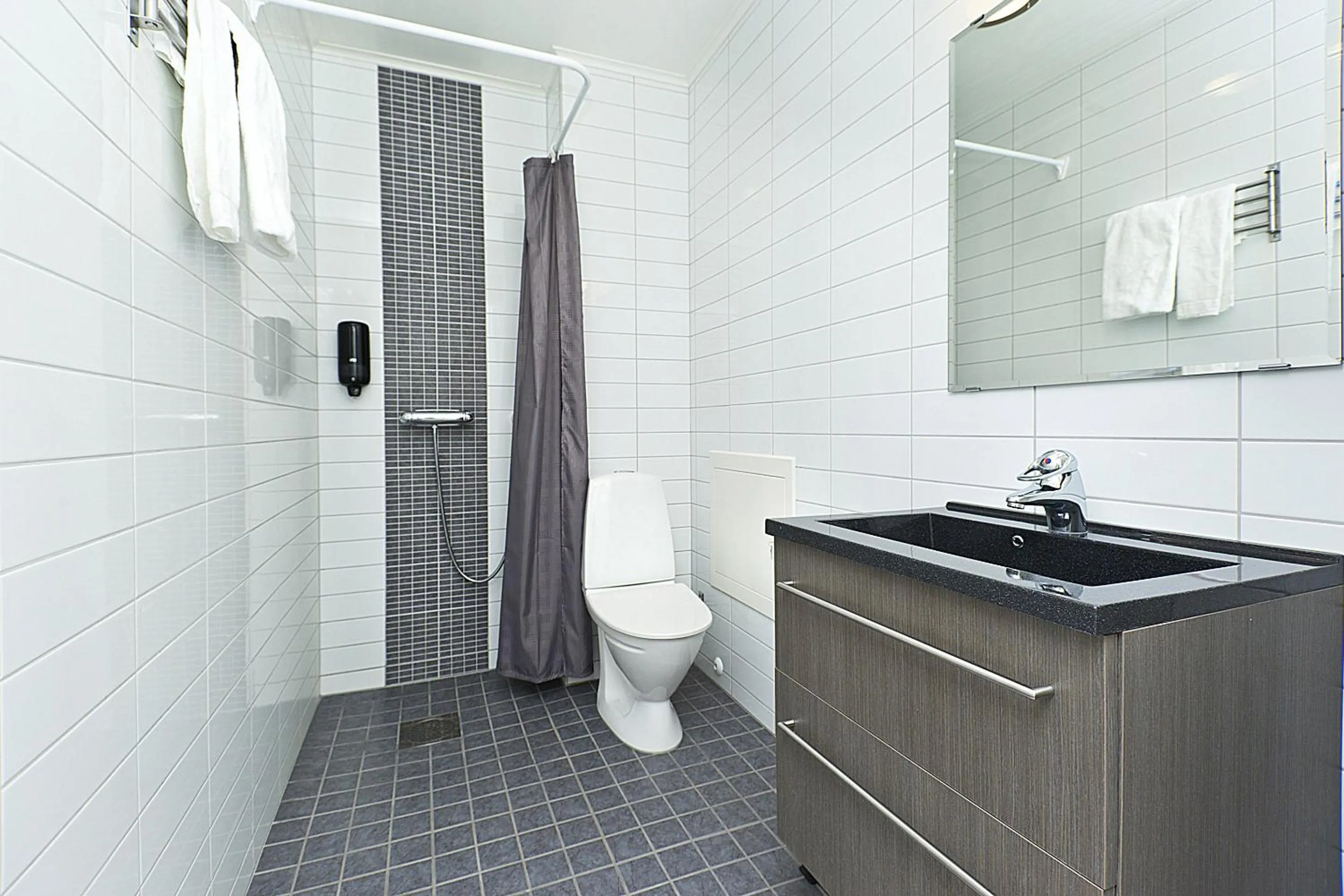 Bathroom in EttSmart Hotell