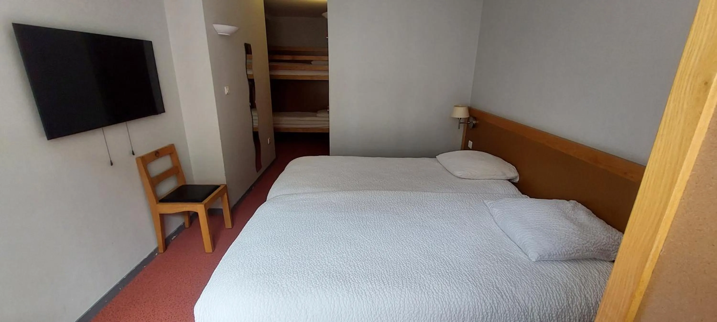 Bed in Logis Hotel Restaurant Le Cygne