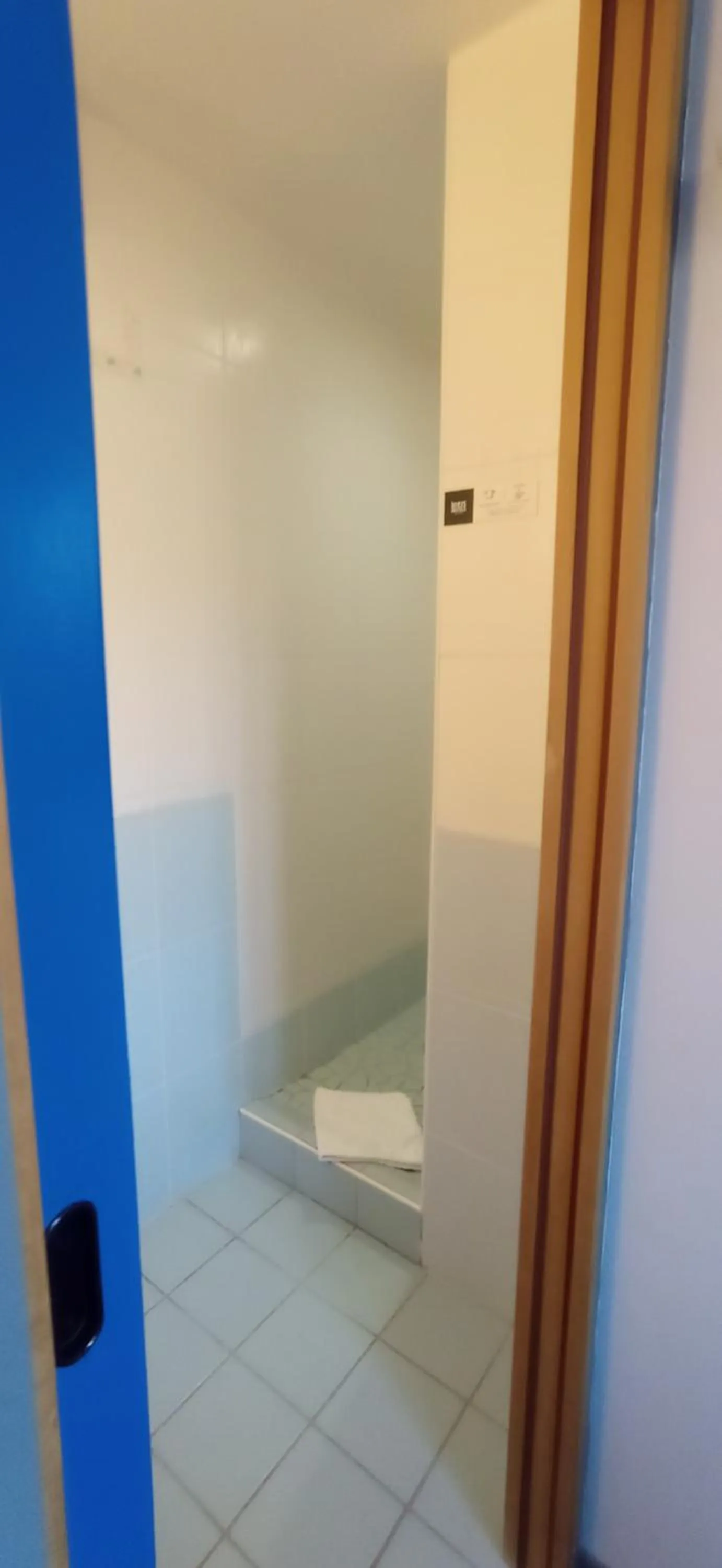 Shower in Logis Hotel Restaurant Le Cygne