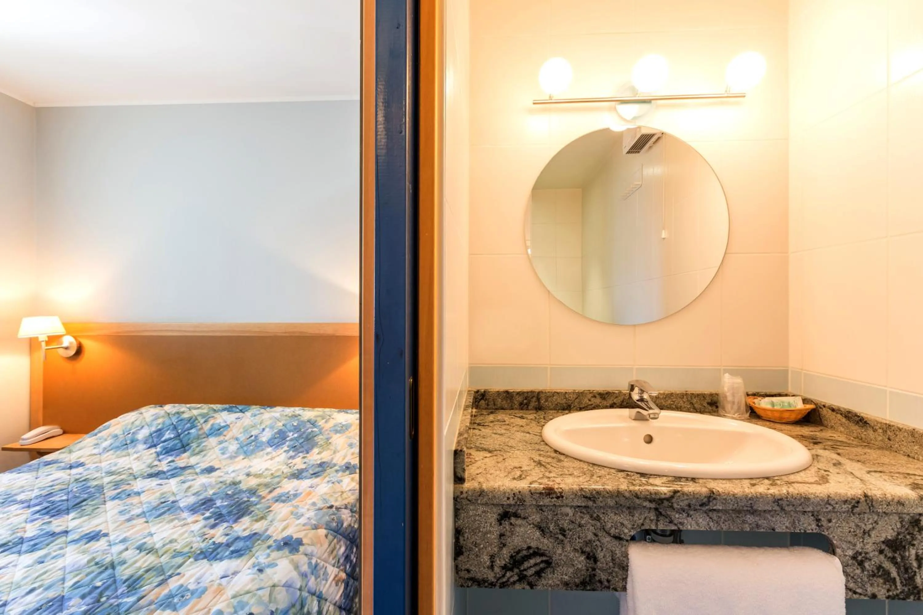 Bed in Logis Hotel Restaurant Le Cygne