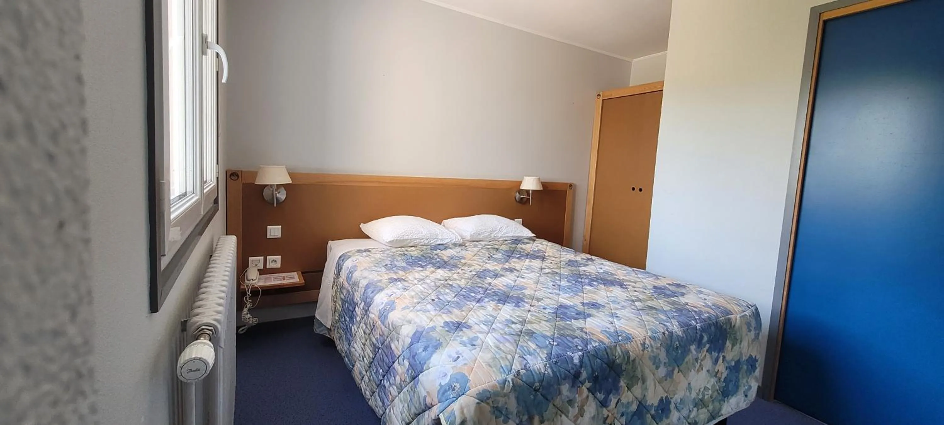 Bed in Logis Hotel Restaurant Le Cygne