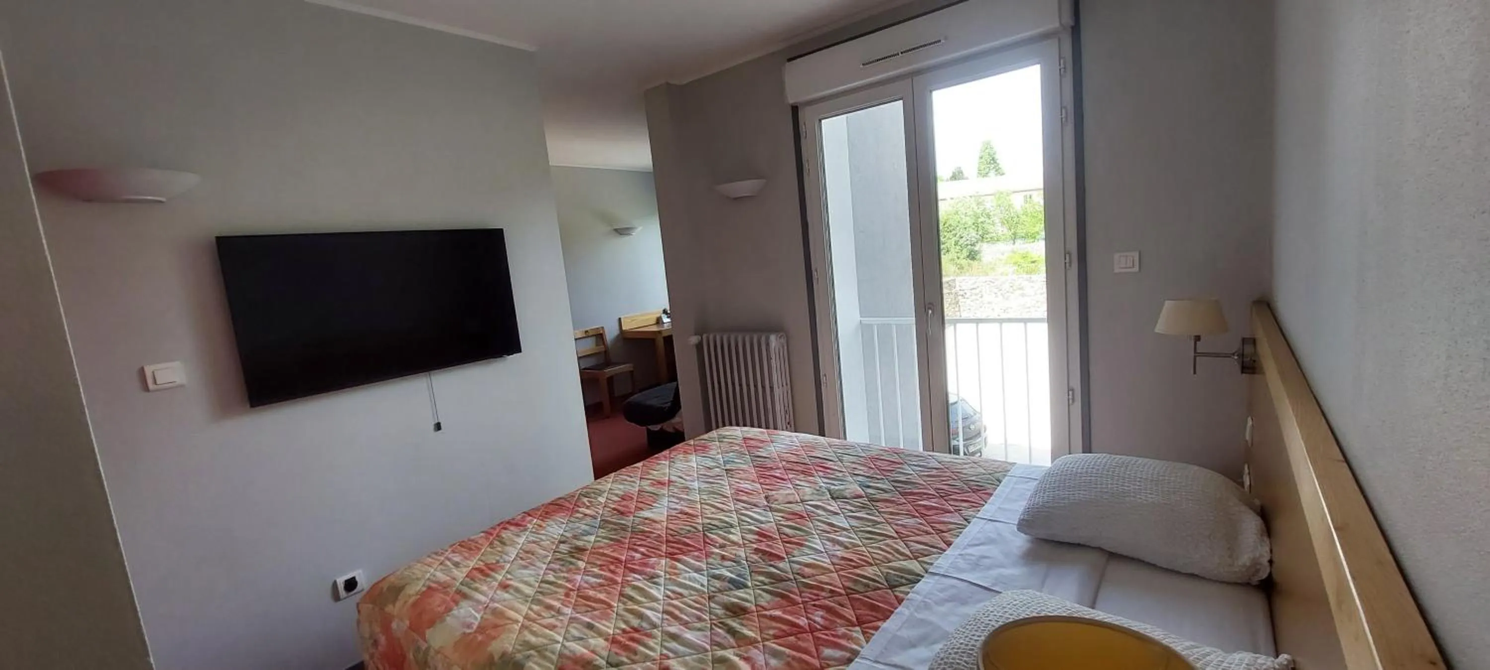 Bed in Logis Hotel Restaurant Le Cygne