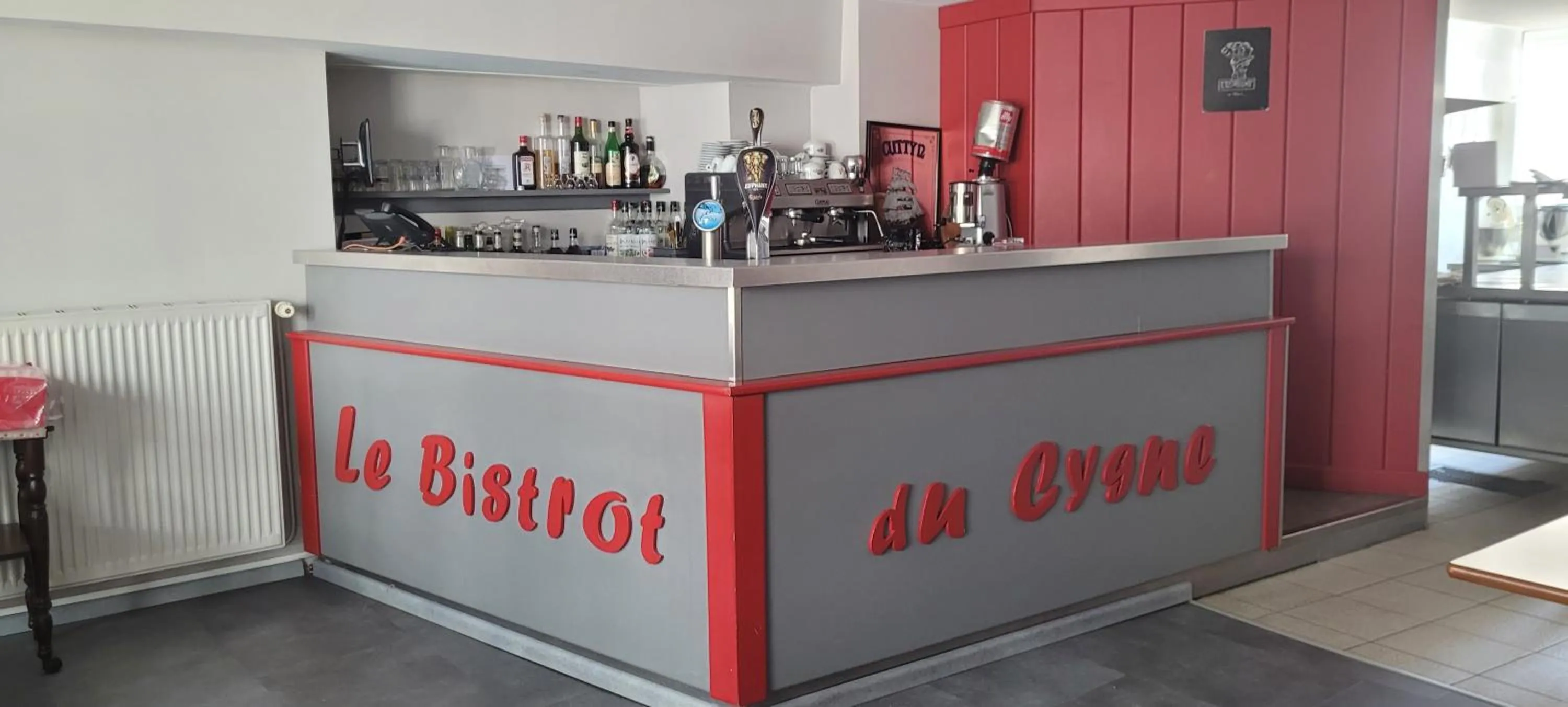 Restaurant/places to eat in Logis Hotel Restaurant Le Cygne