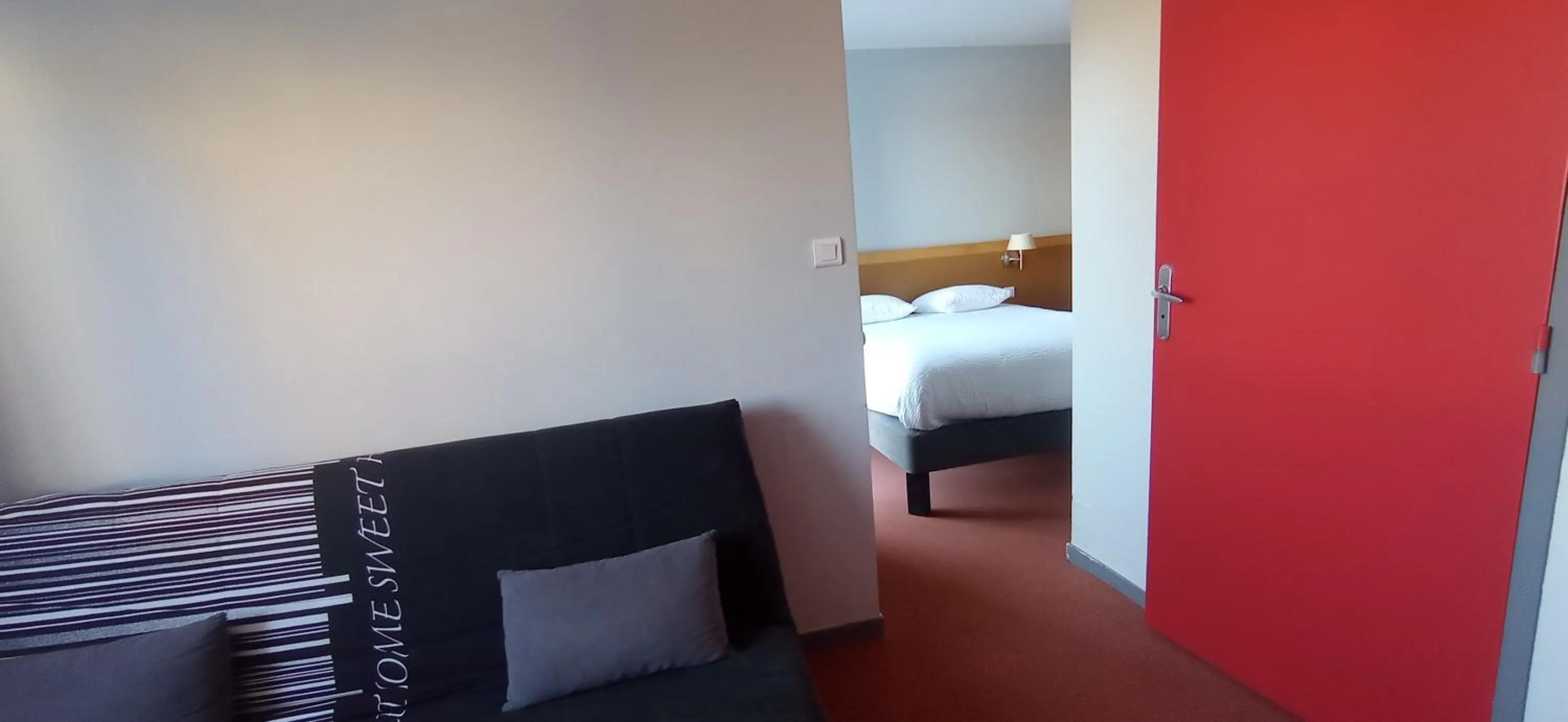 Photo of the whole room, Bed in Logis Hotel Restaurant Le Cygne