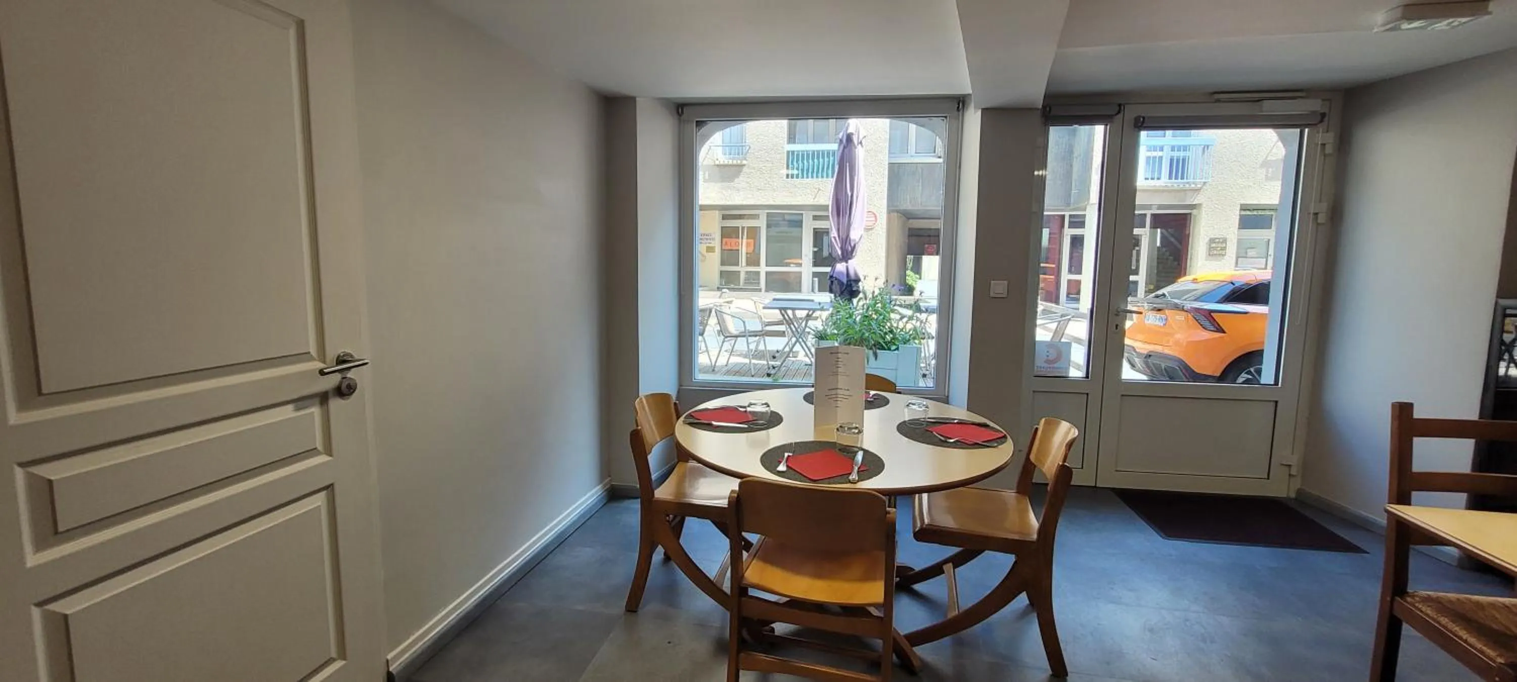 Restaurant/places to eat in Logis Hotel Restaurant Le Cygne