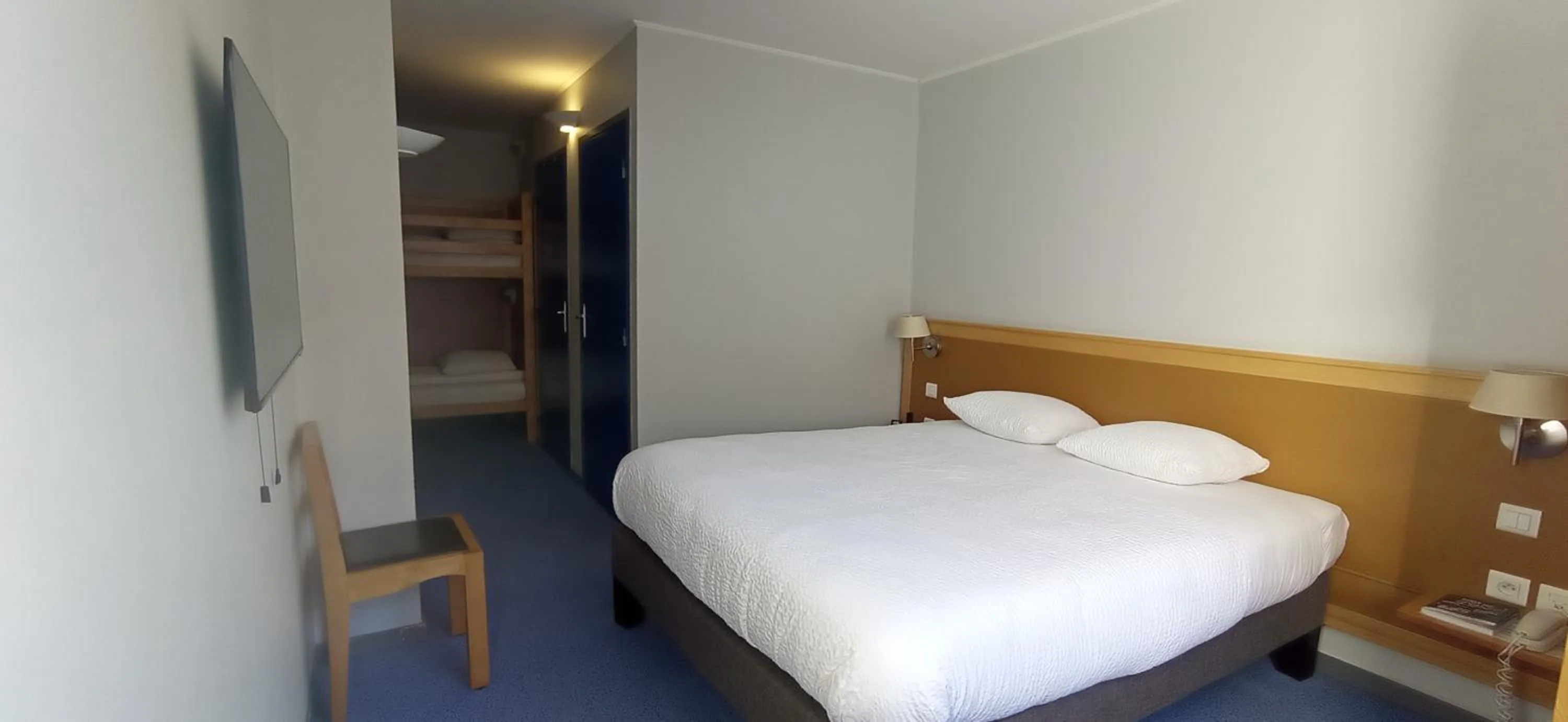 Photo of the whole room, Bed in Logis Hotel Restaurant Le Cygne