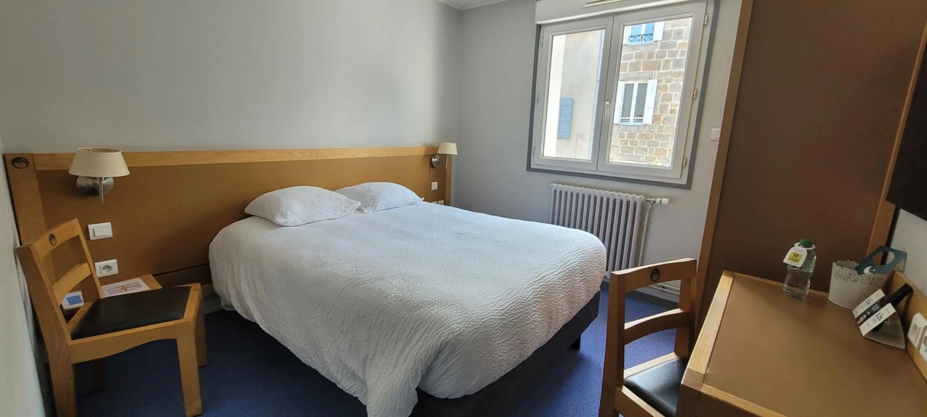 Bed in Logis Hotel Restaurant Le Cygne