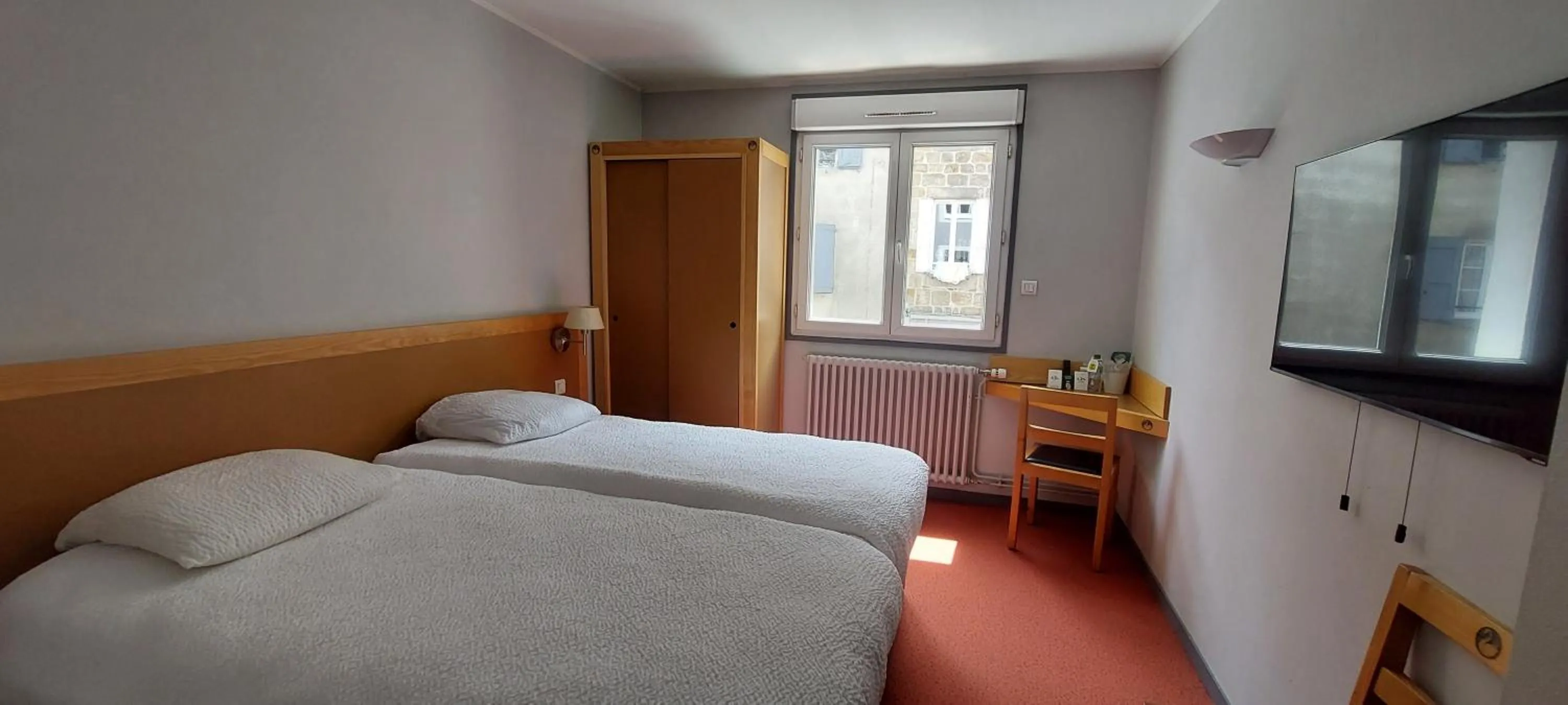 Bed in Logis Hotel Restaurant Le Cygne