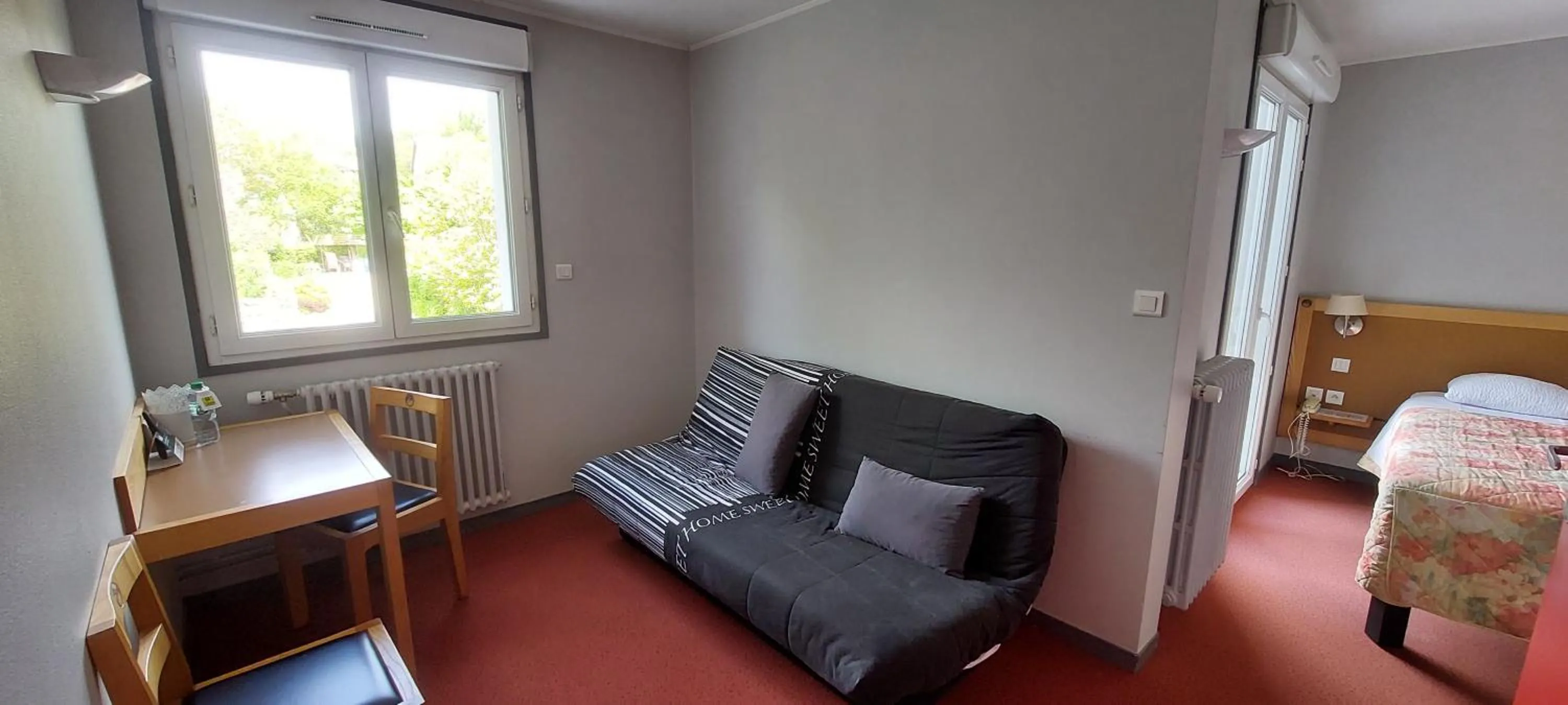 Bed in Logis Hotel Restaurant Le Cygne