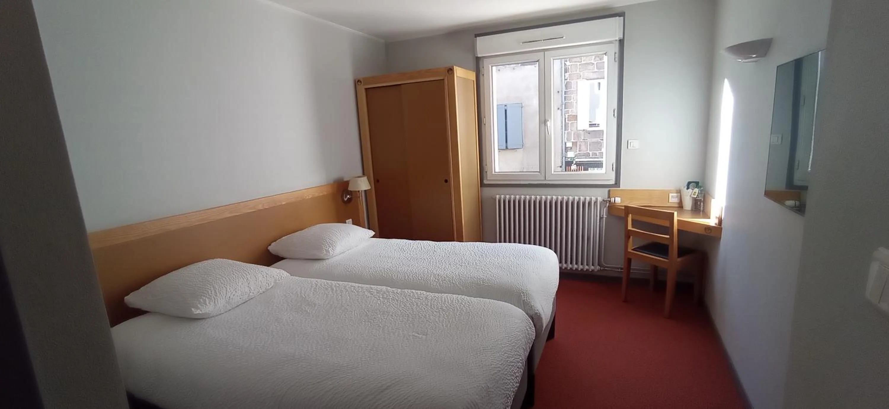 Photo of the whole room, Bed in Logis Hotel Restaurant Le Cygne