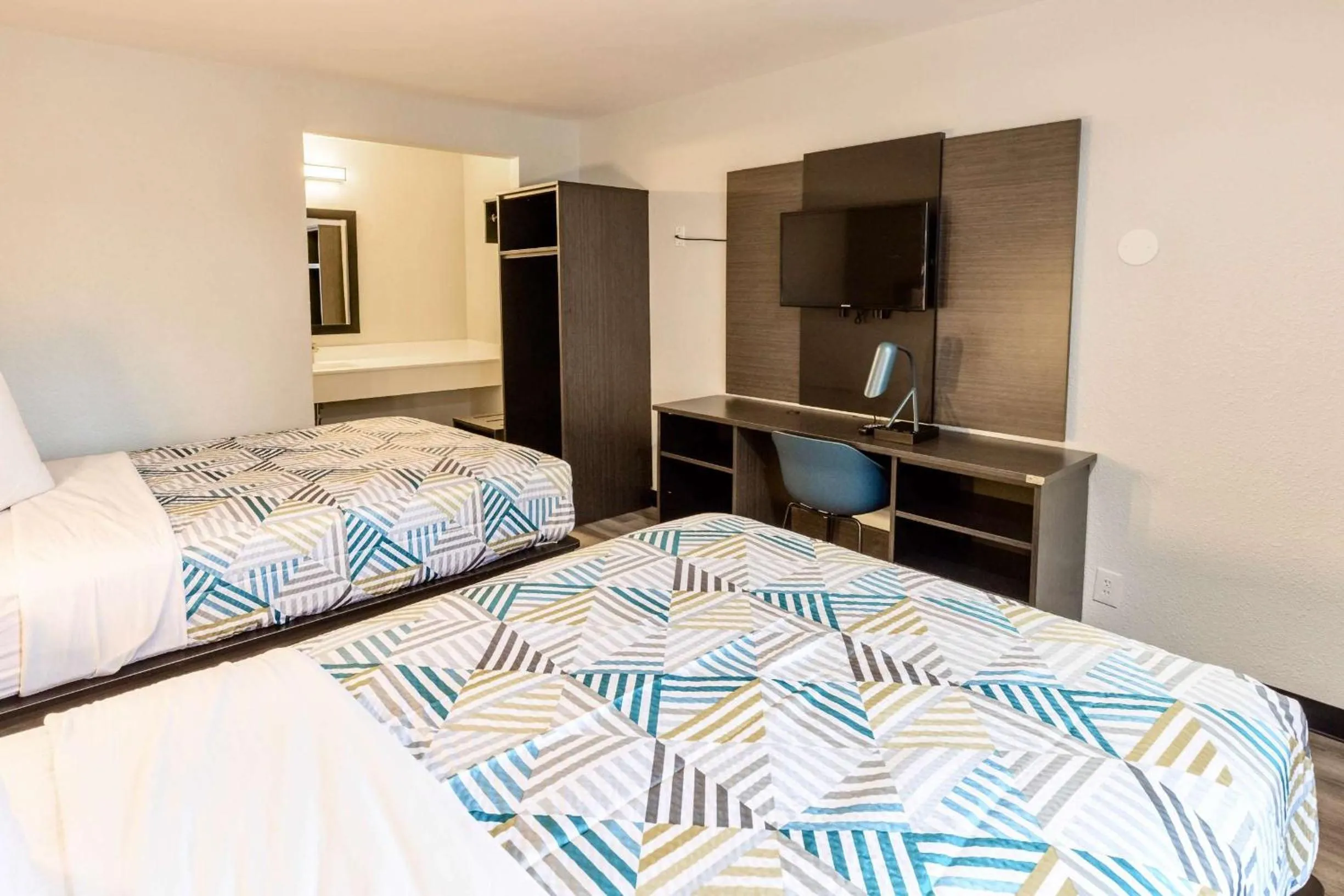 Bedroom, Bed in Motel 6-Carlsbad, CA - East Near LEGOLAND