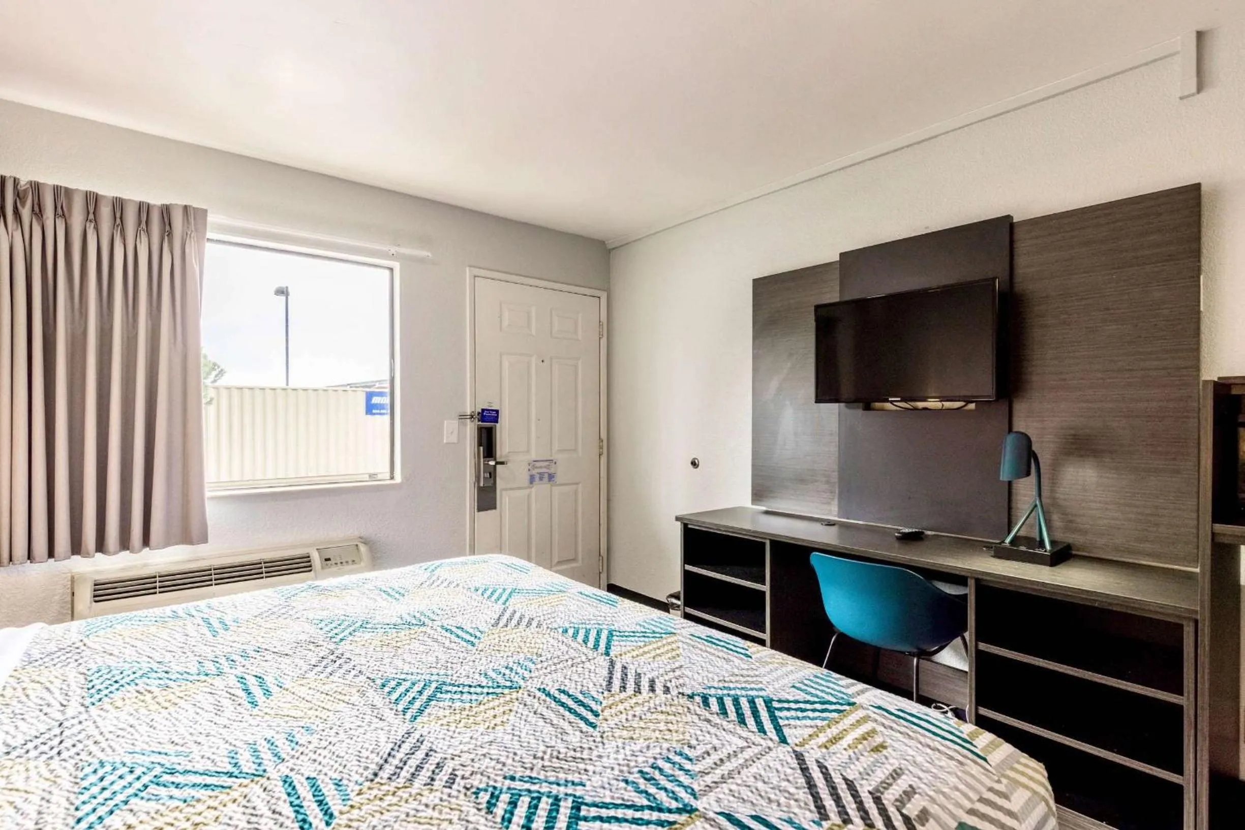 Bedroom, Bed in Motel 6-Carlsbad, CA - East Near LEGOLAND