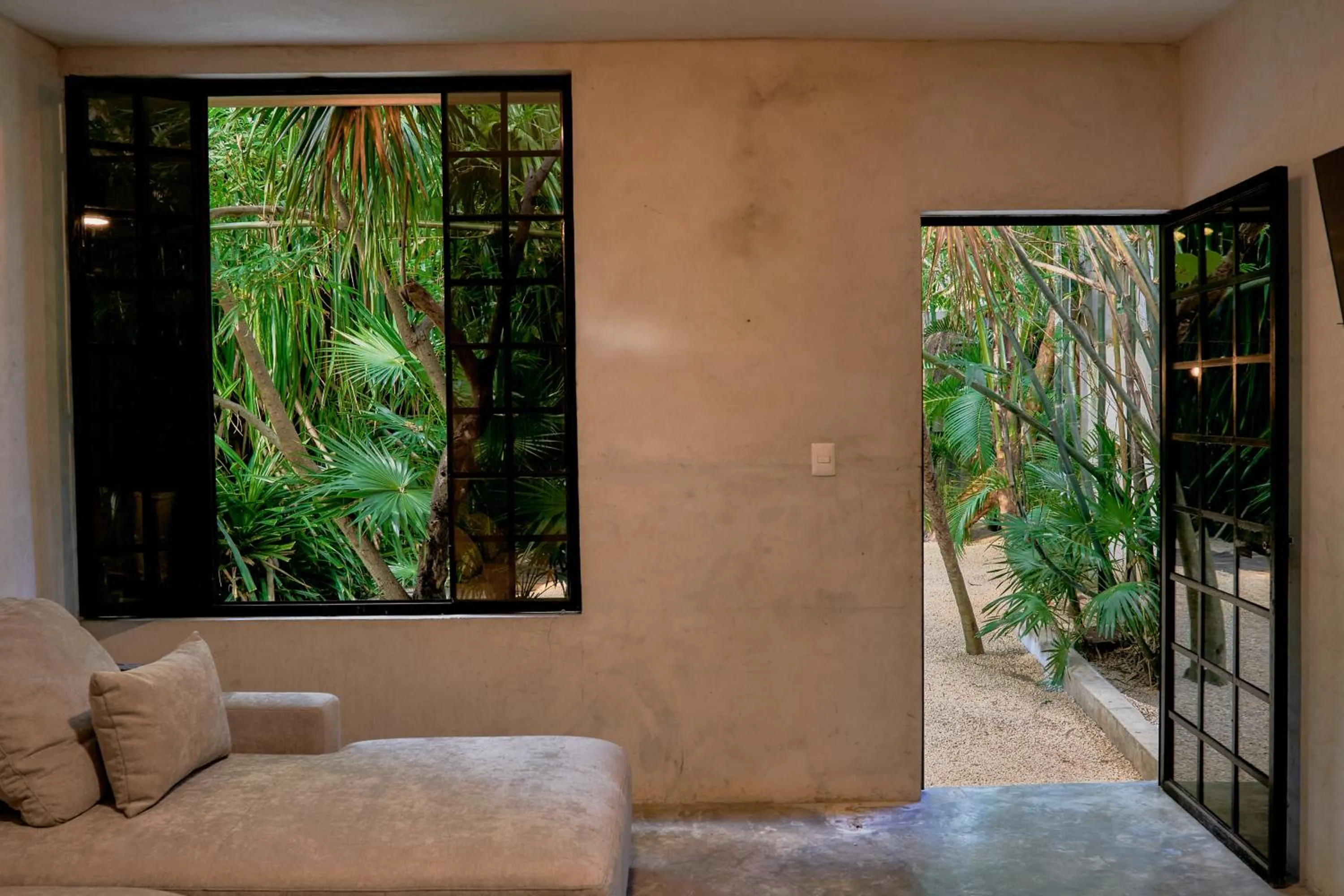 Communal lounge/ TV room in Amor Rooms