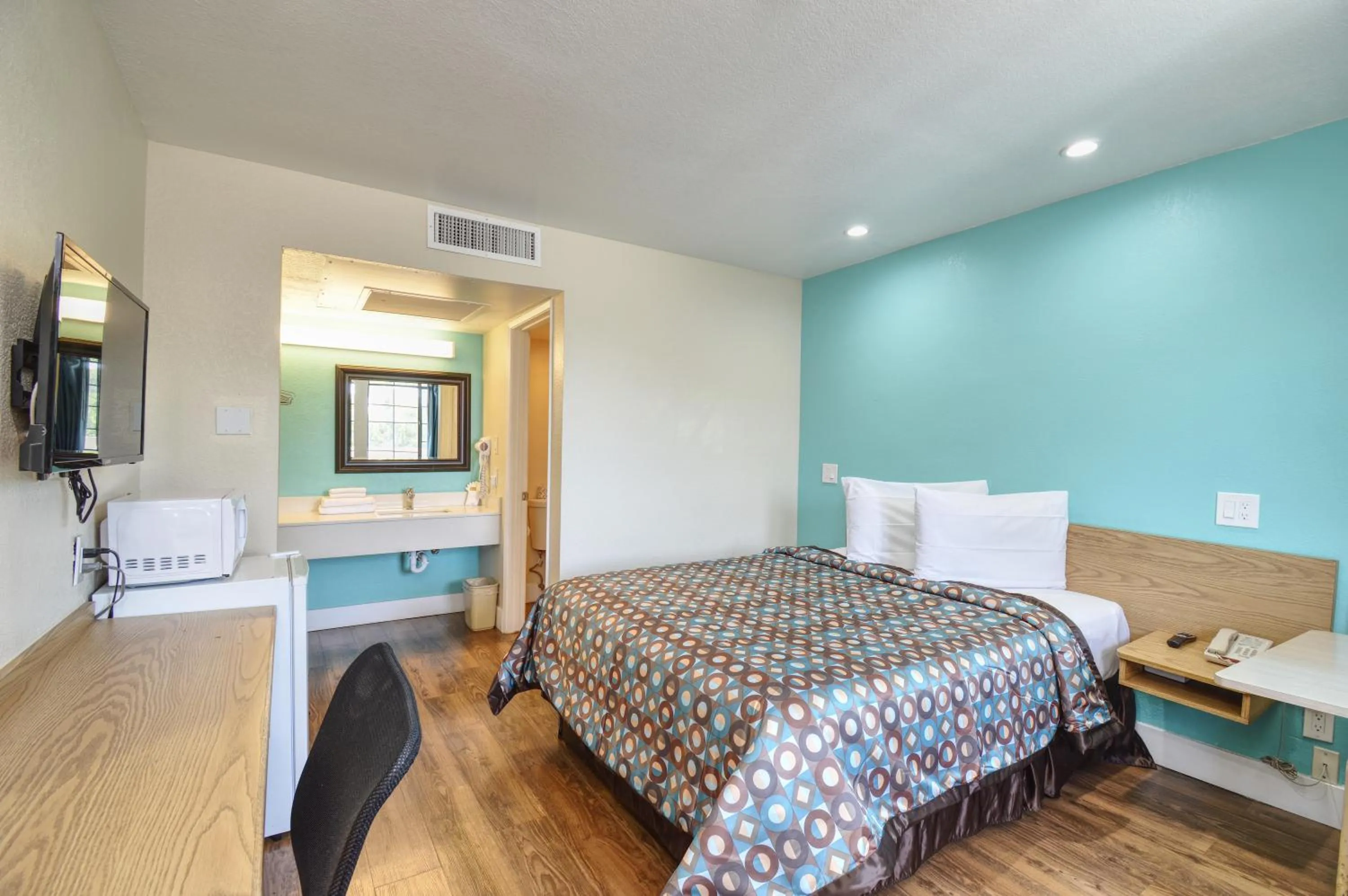 Photo of the whole room, Bed in Vagabond Inn Buttonwillow North I-5