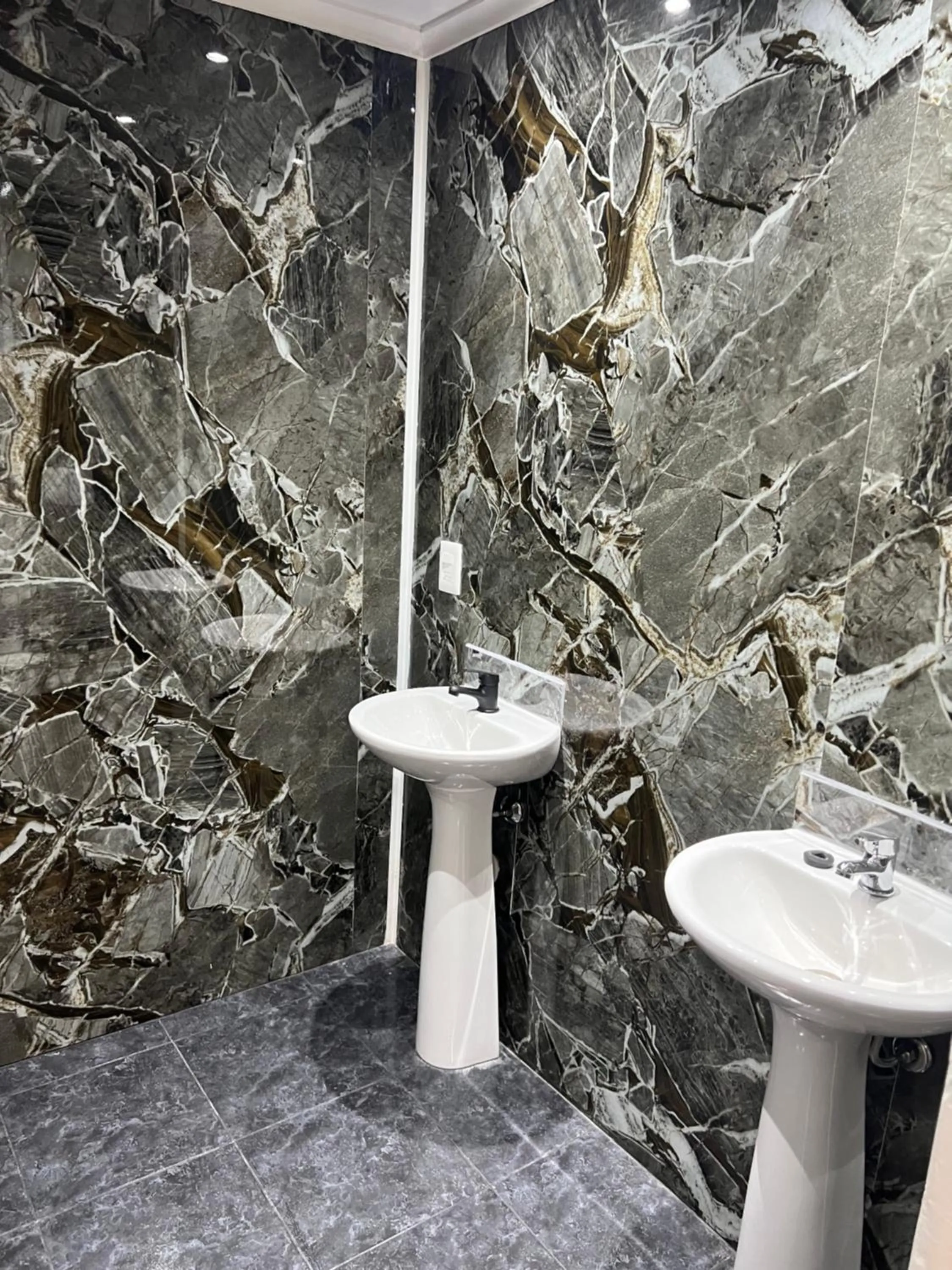 Shower in Hotel Concorde