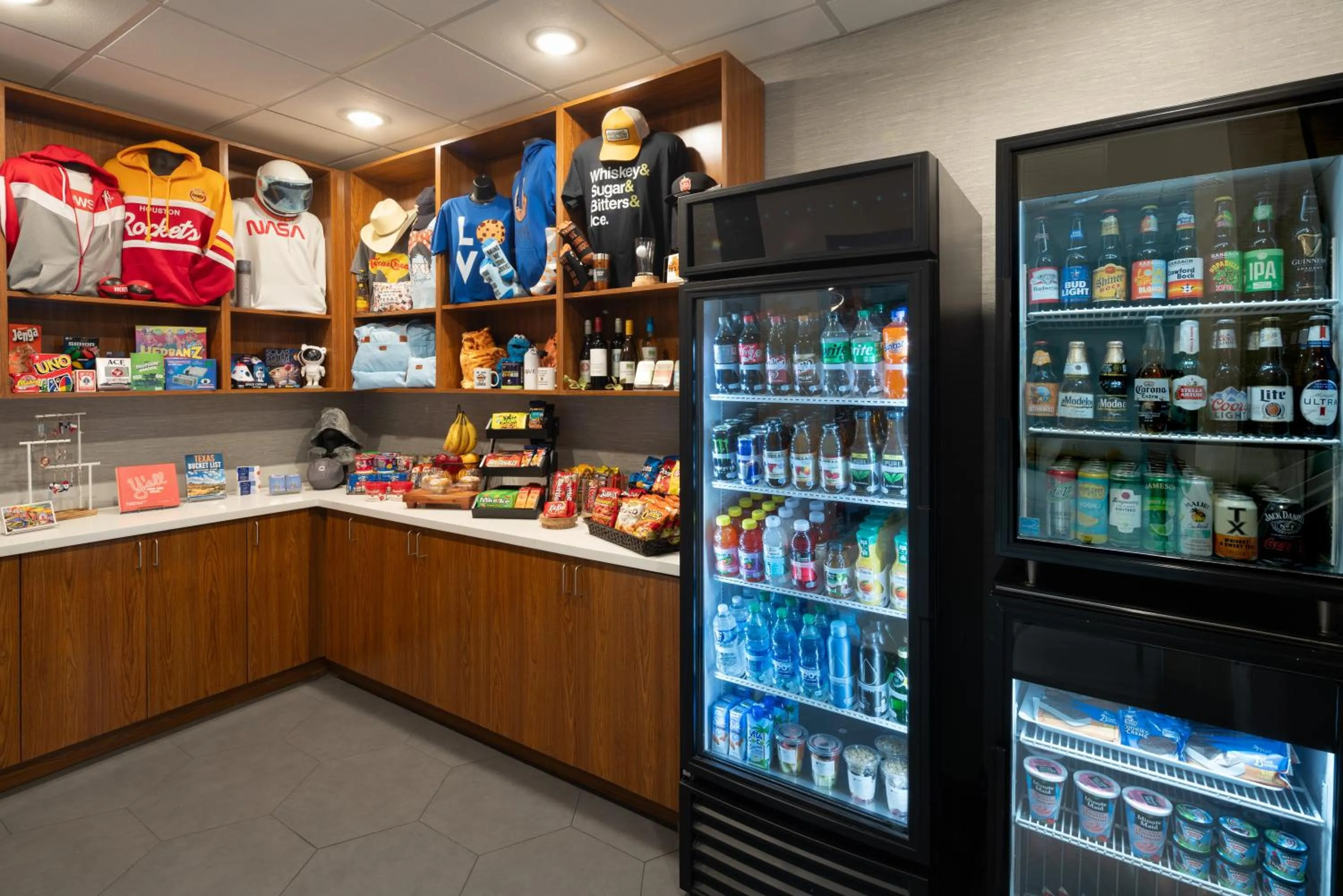 On-site shops in DoubleTree by Hilton Houston Westchase